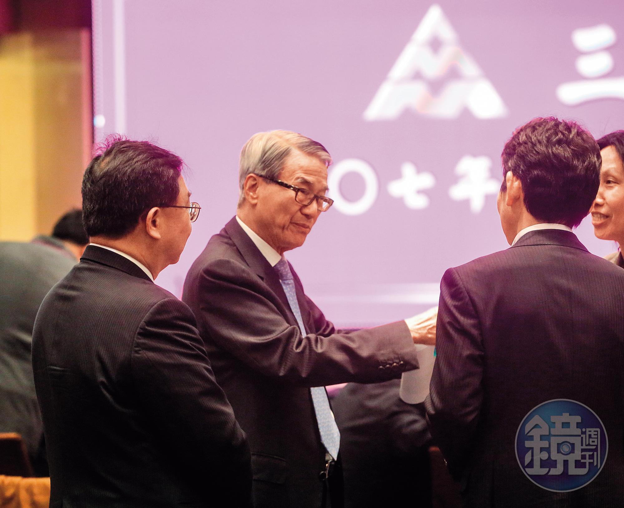 新光金明年董監改選，吳東進（中）恐有持股不足問題。