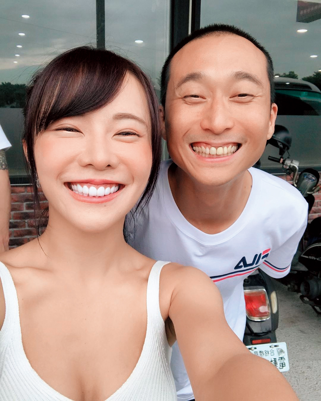 巫苡萱（左）近來往綜藝圈發展，希望成為節目主持人。右為浩子。（翻攝自巫苡萱IG）