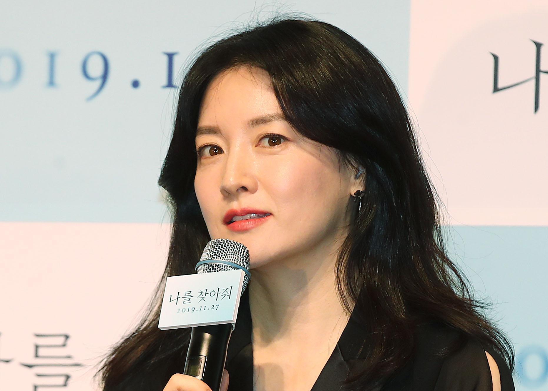 李英愛出席《來找我吧》電影記者會，48歲的她臉上找不到歲月痕跡。（東方IC）