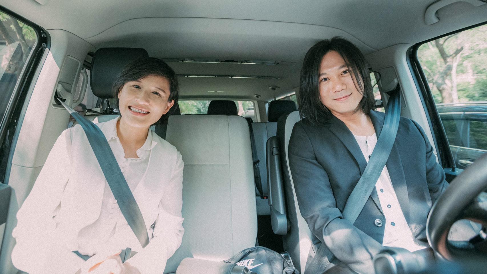 瑪莎(右)日前開車公布「金音創作獎」入圍名單。左為鄭麗君。(翻攝自金音獎官網)
