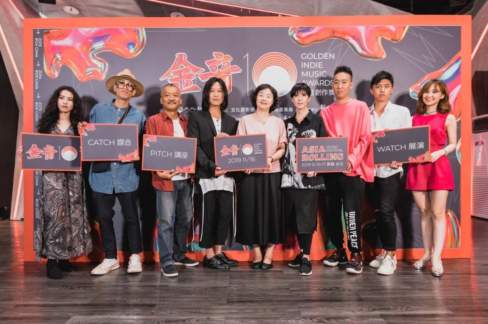 影視局局長徐宜君(左5)今發訊息公布瑪莎(左4)將缺席金音創作獎。(翻攝自金音獎官網)