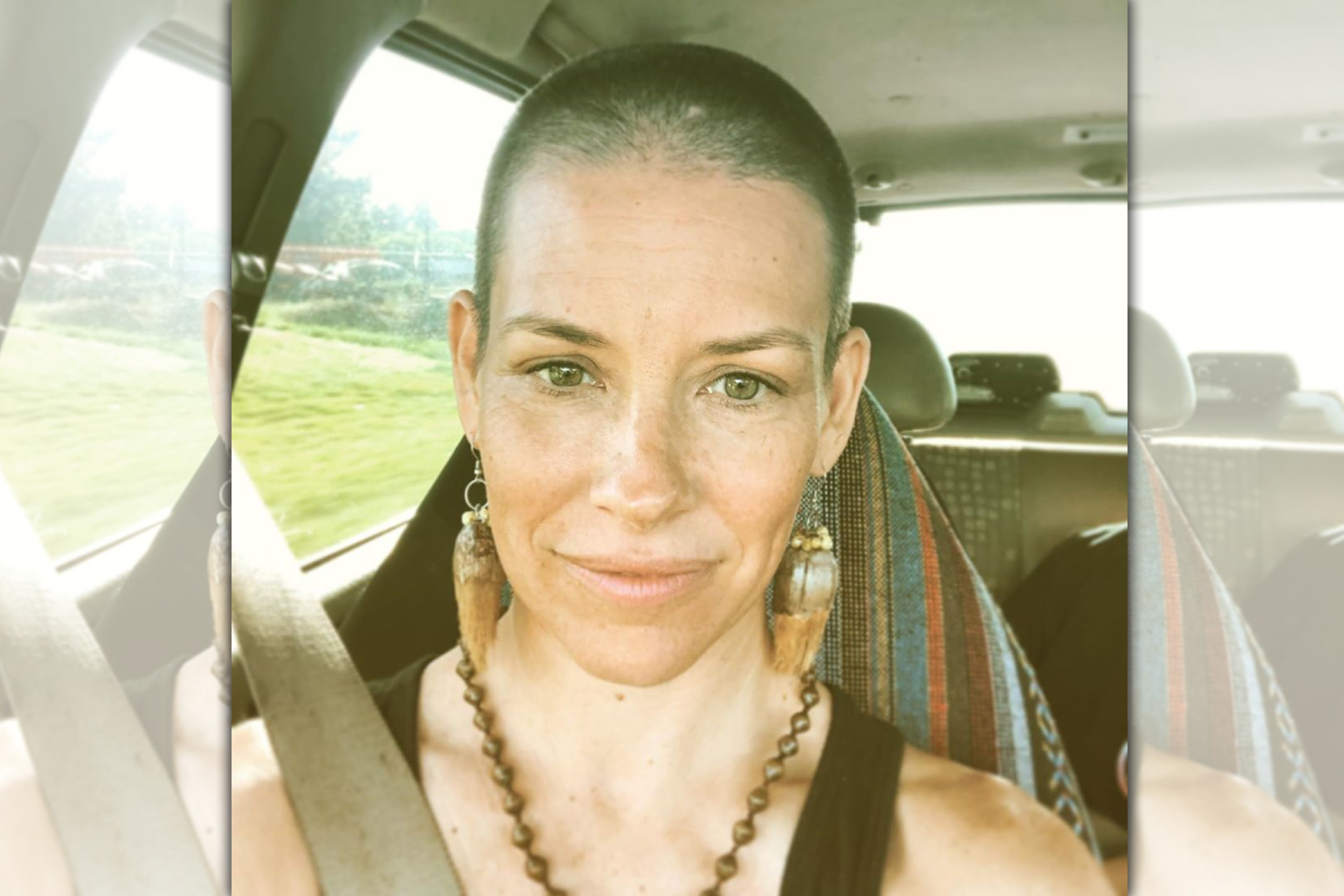 「黃蜂女」伊凡潔琳莉莉上週突然將留了多年的長髮剃成平頭，驚呆粉絲。（evangelinelillyofficial IG）