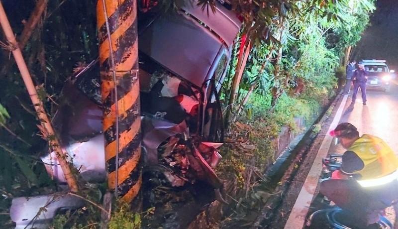 南投縣竹山鎮發生酒駕車禍，肇事車輛撞到電線桿，造成駕駛傷重不治。（翻攝畫面）
