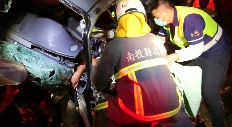 南投縣竹山鎮發生酒駕車禍，消防人員設法解救受困車內駕駛情形。（翻攝畫面）