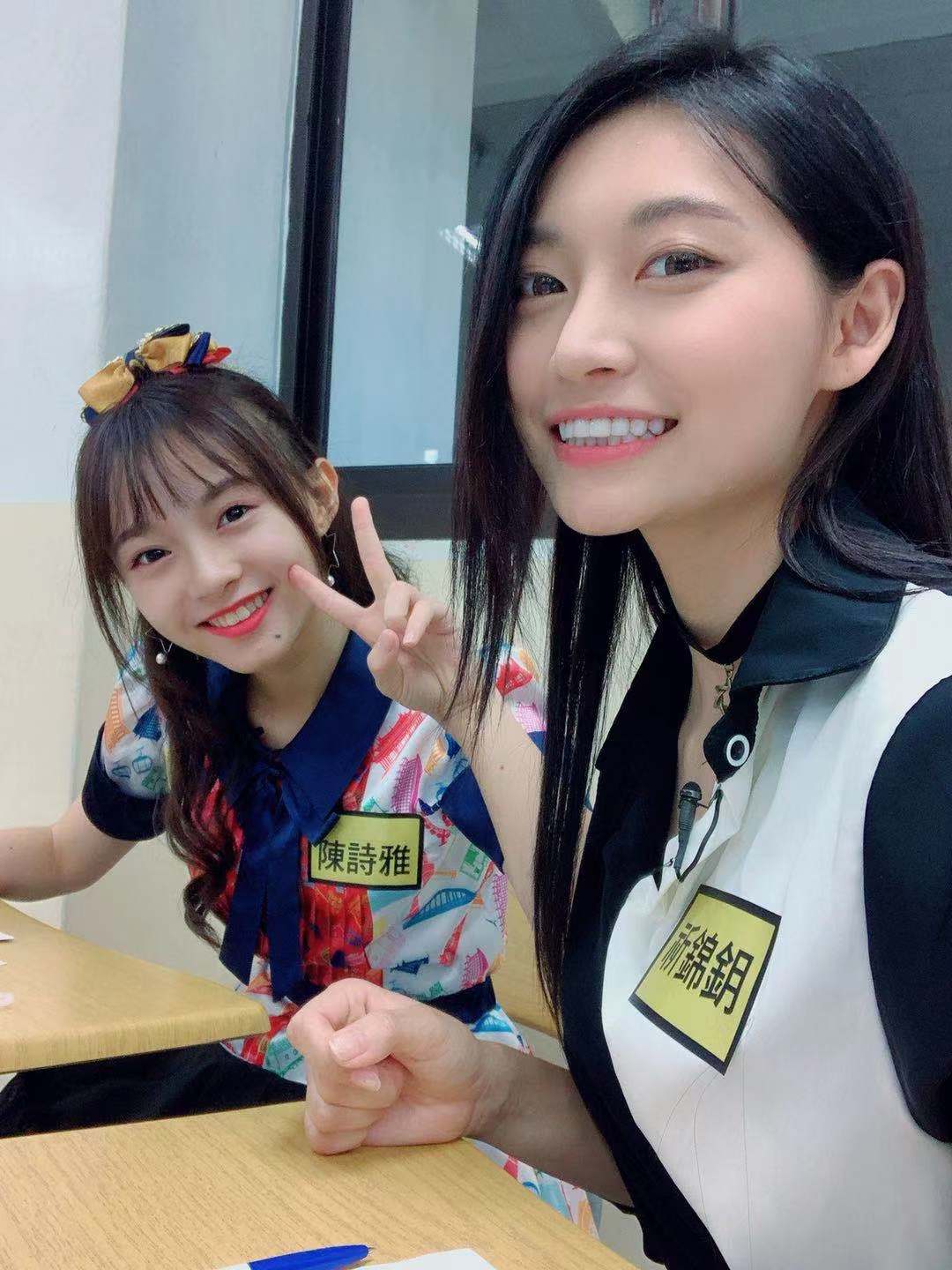 新生代歌手祈錦鈅（右）入主《WOW狼人殺 》擔任女主持。（WeMedia微視傳娛提供）