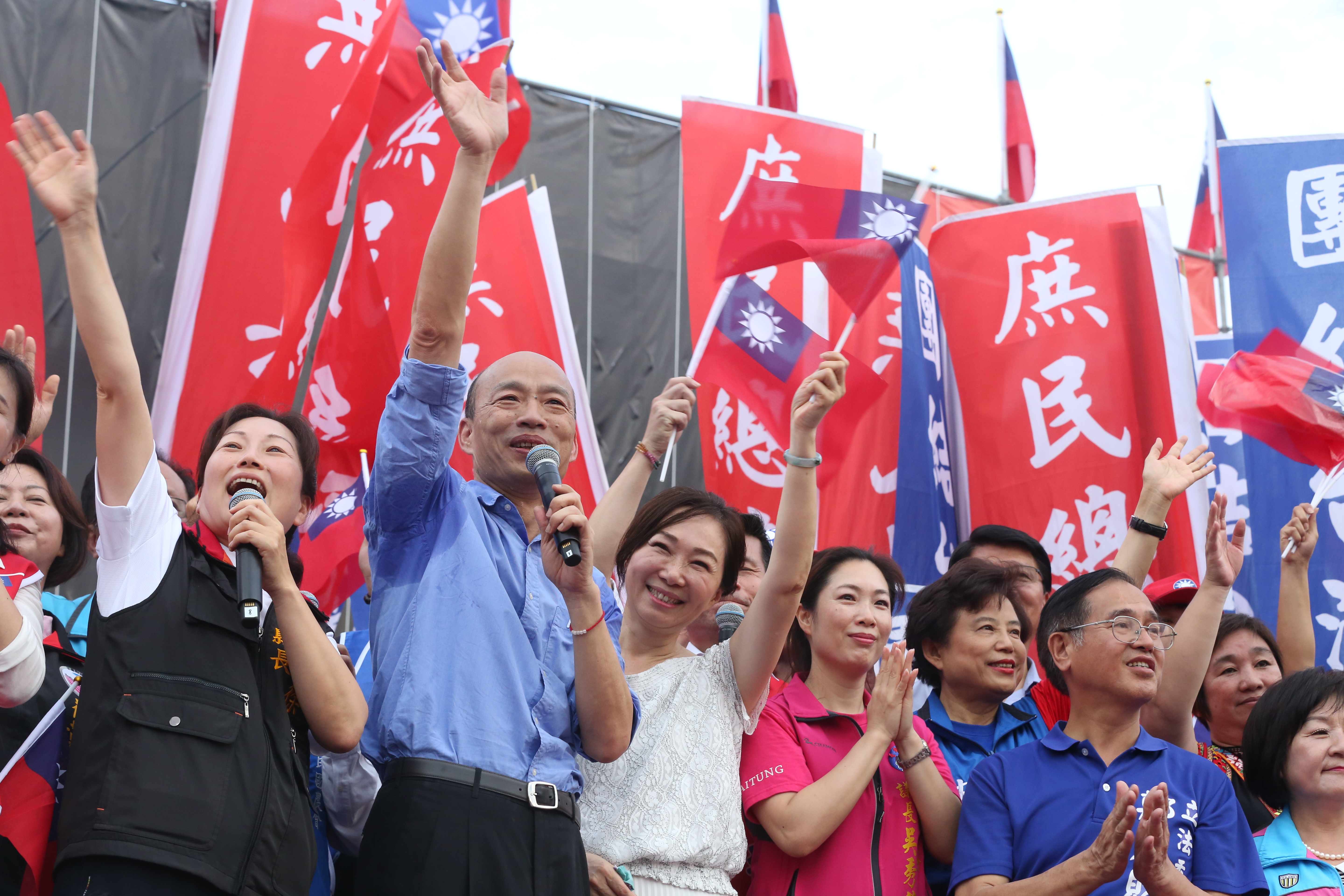 李佳芬提出學貸由政府吞下的想法，韓國瑜幫忙緩頰。