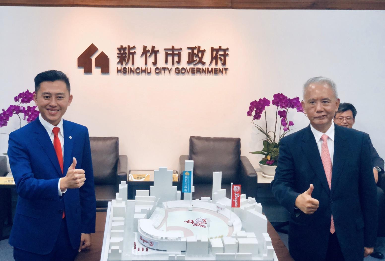 頂新和德文教基金會董事長魏應充(右)率團拜訪新竹市長林智堅(左)。(頂新和德文教基金會提供)