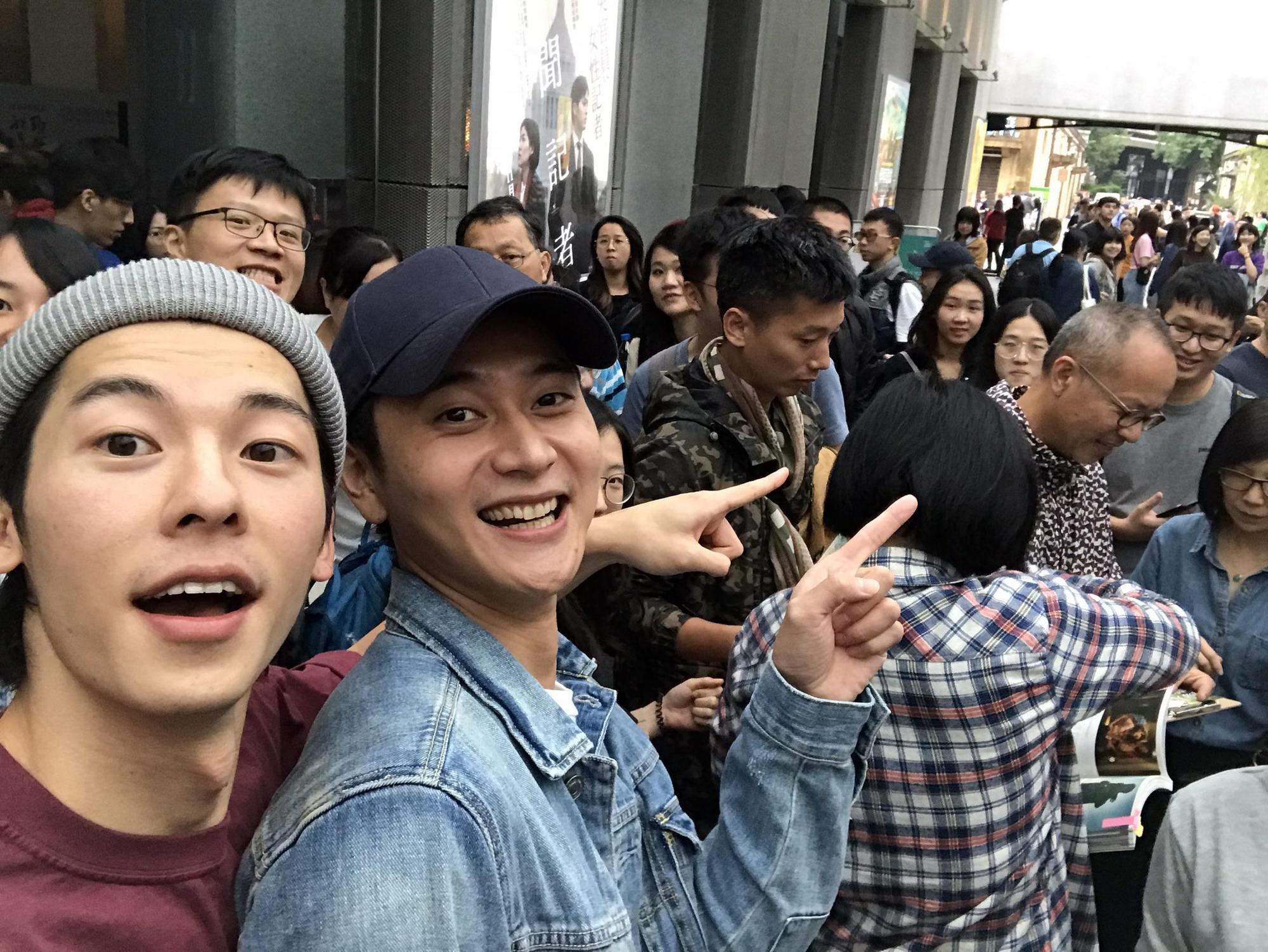 劉冠廷與許光漢突襲探班,他們還把導演被圍著要簽名的盛況當成背景自拍。(甲上提供)