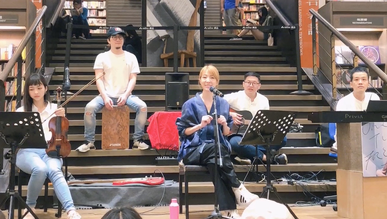 在音樂分享會上，路嘉欣除了唱新歌，還唱了上一張專輯的經典歌曲〈你不懂〉。（種子唱片提供）