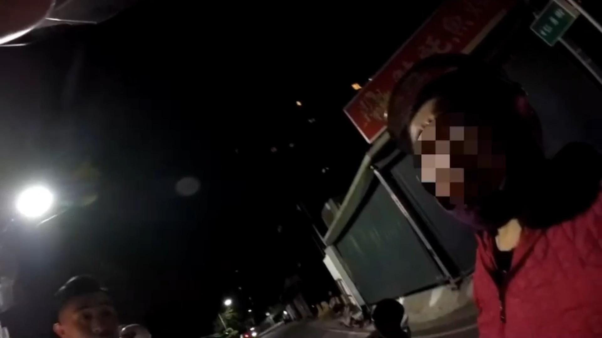 李姓婦人逆向行駛被巡邏員警發現，不僅拒絕停車還一路跑給警察追。（翻攝畫面）