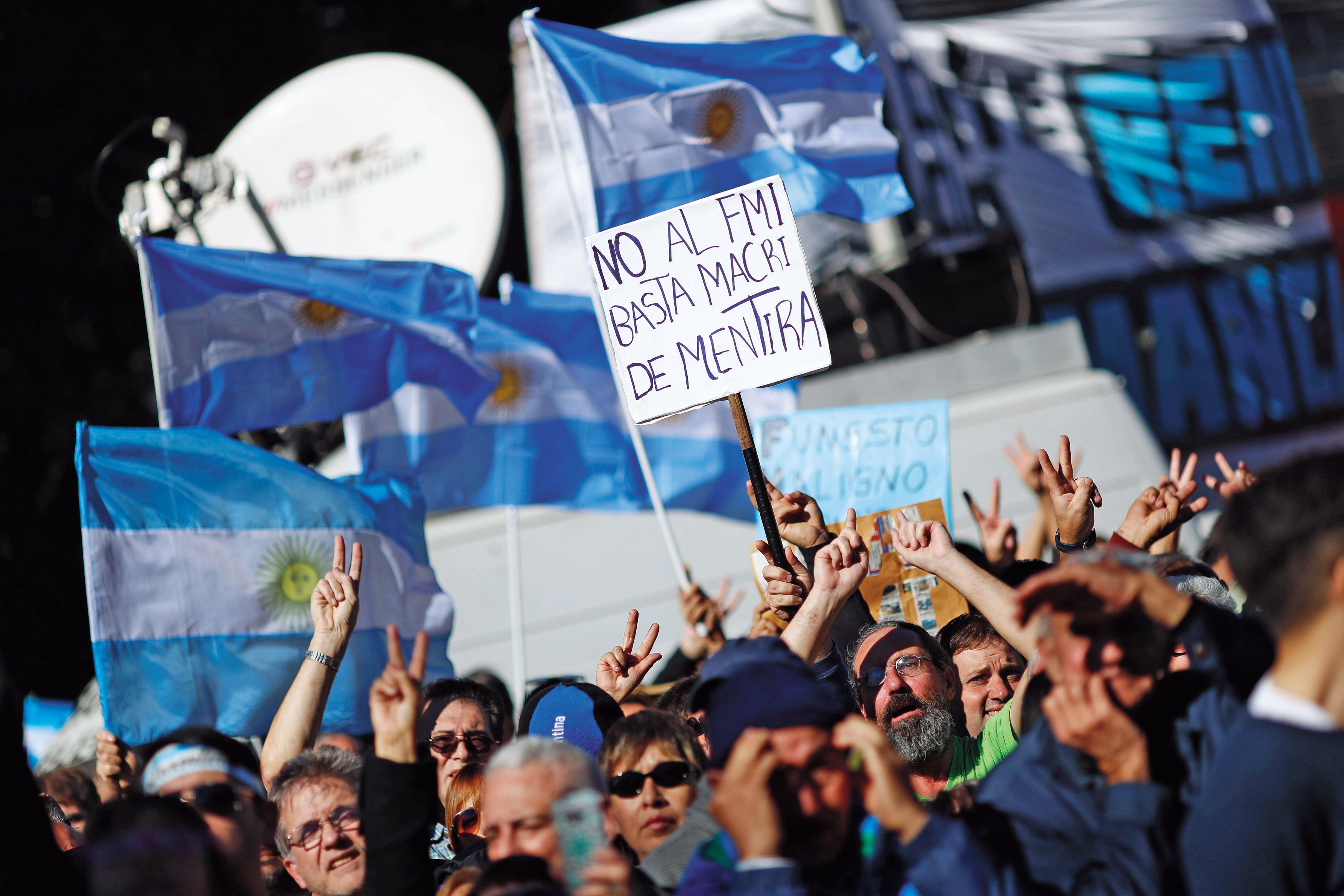 阿根廷風暴一度讓新興市場債跌深，如果經歷過也難耐過，建議少碰新興市場本地貨幣債基金。（東方IC）