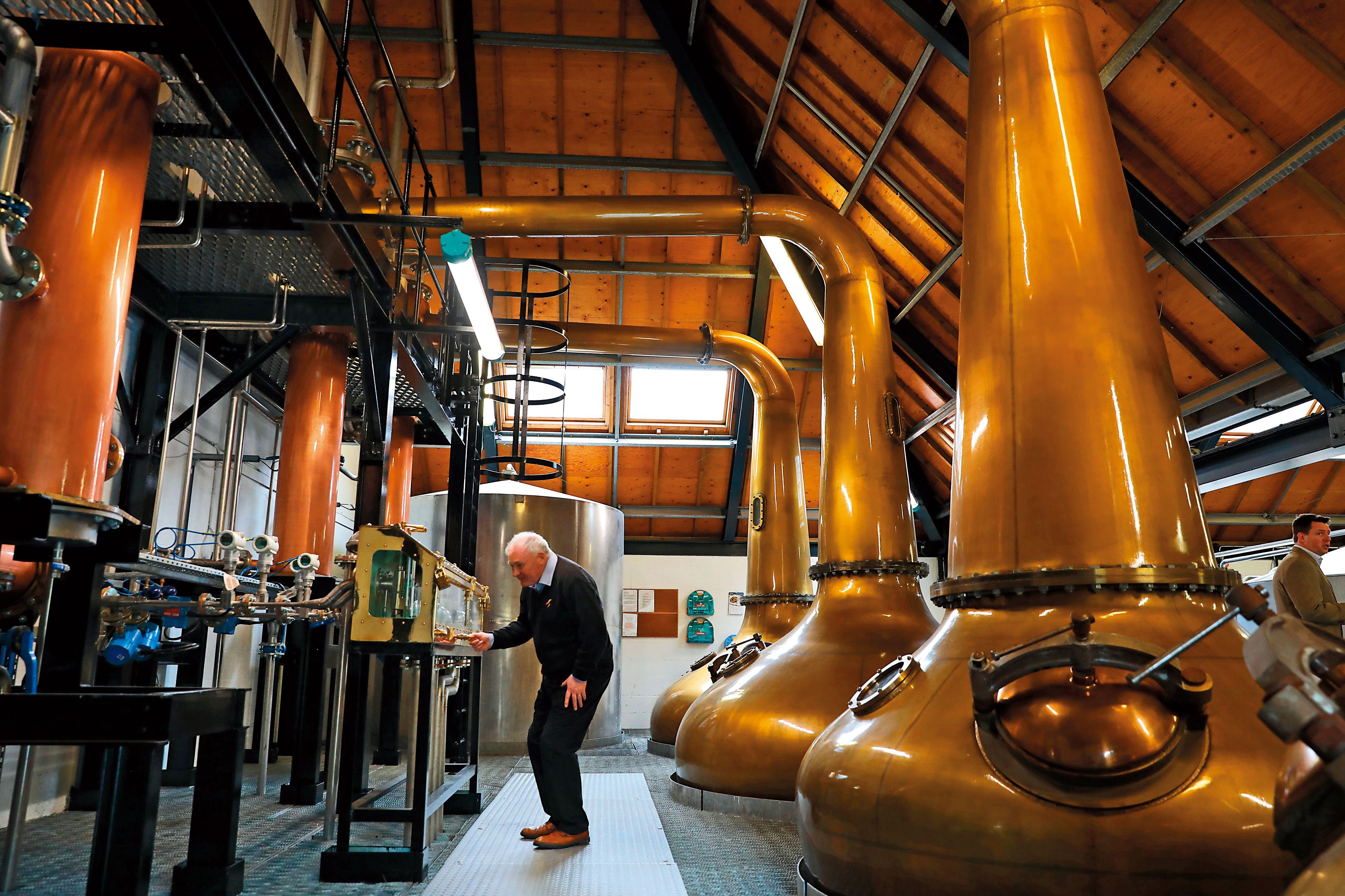 Arran目前擁有兩對蒸餾器，首席調酒師James Mac Taggart正看著烈酒保險箱，檢視酒液蒸餾情況。