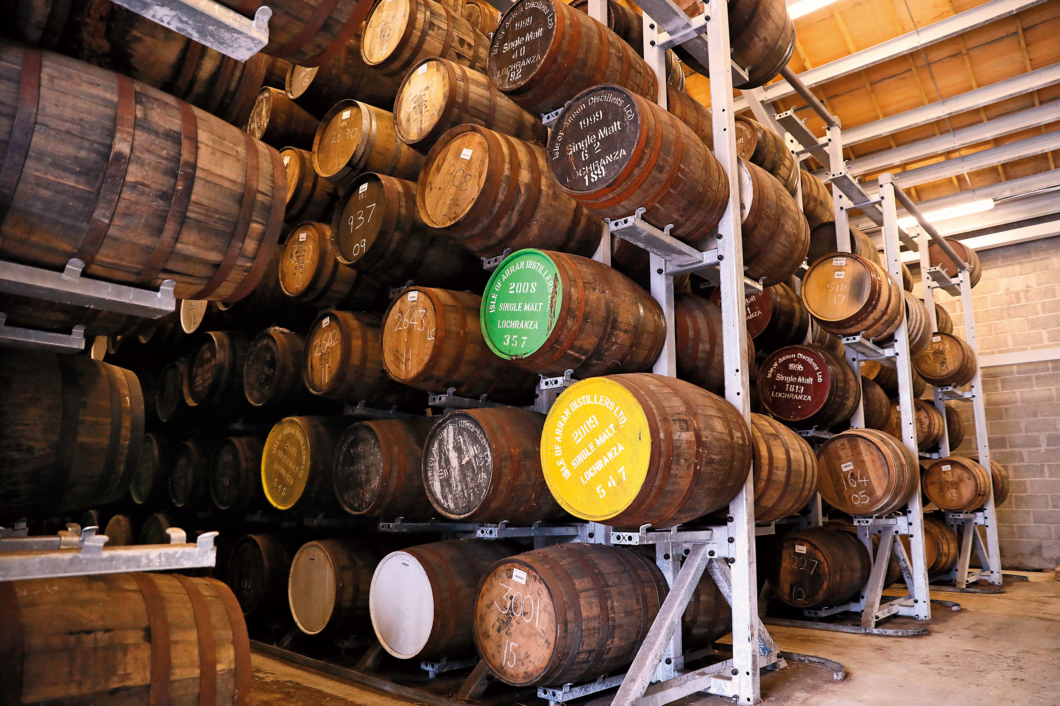 Arran的儲酒倉庫裡全是各形各色、不同尺寸、風味的橡木桶，而且像這樣的倉庫不只一個，有很多個。