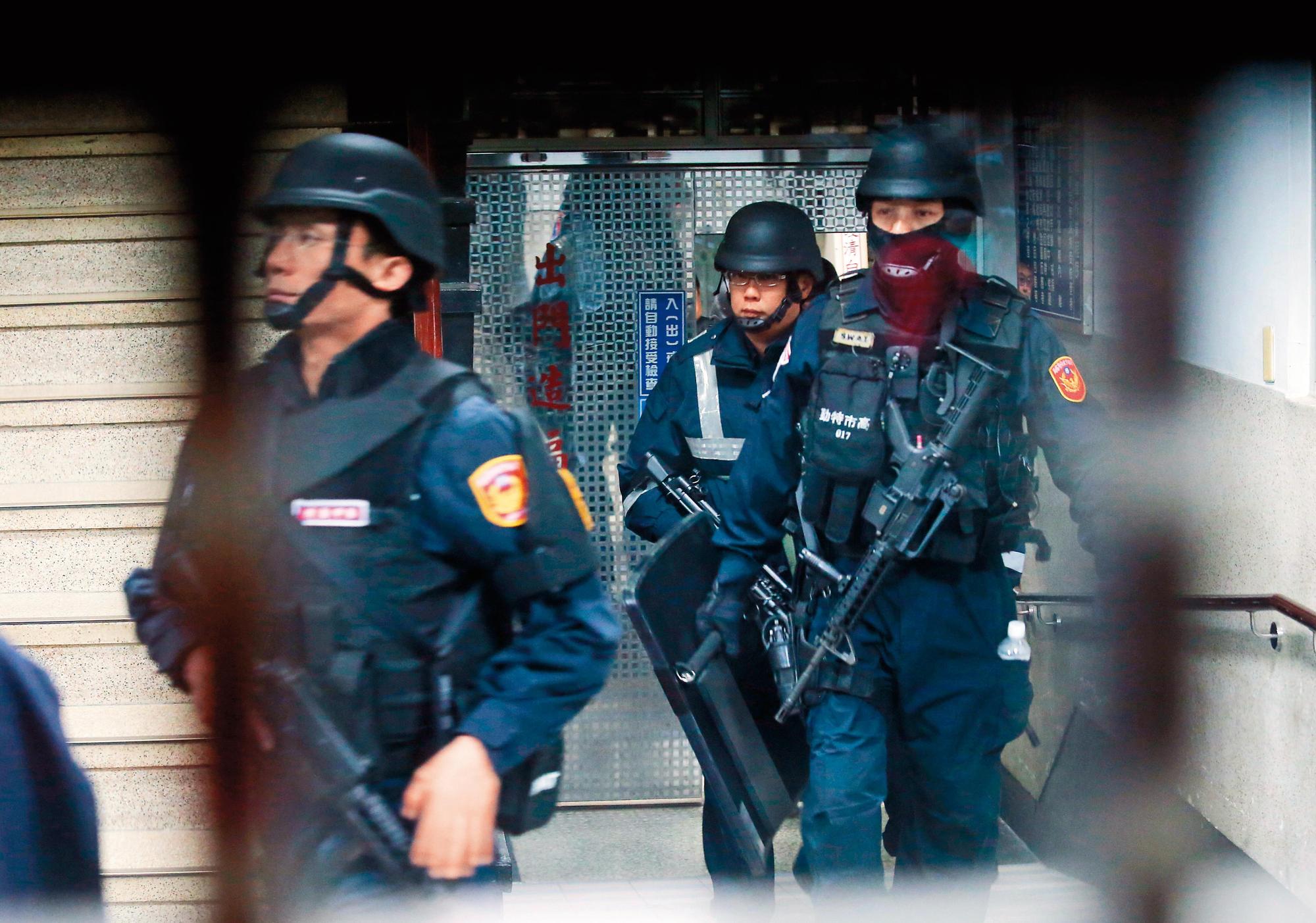 4年前的雄監挾持案,警方派出300名員警進行包圍。(東方IC)