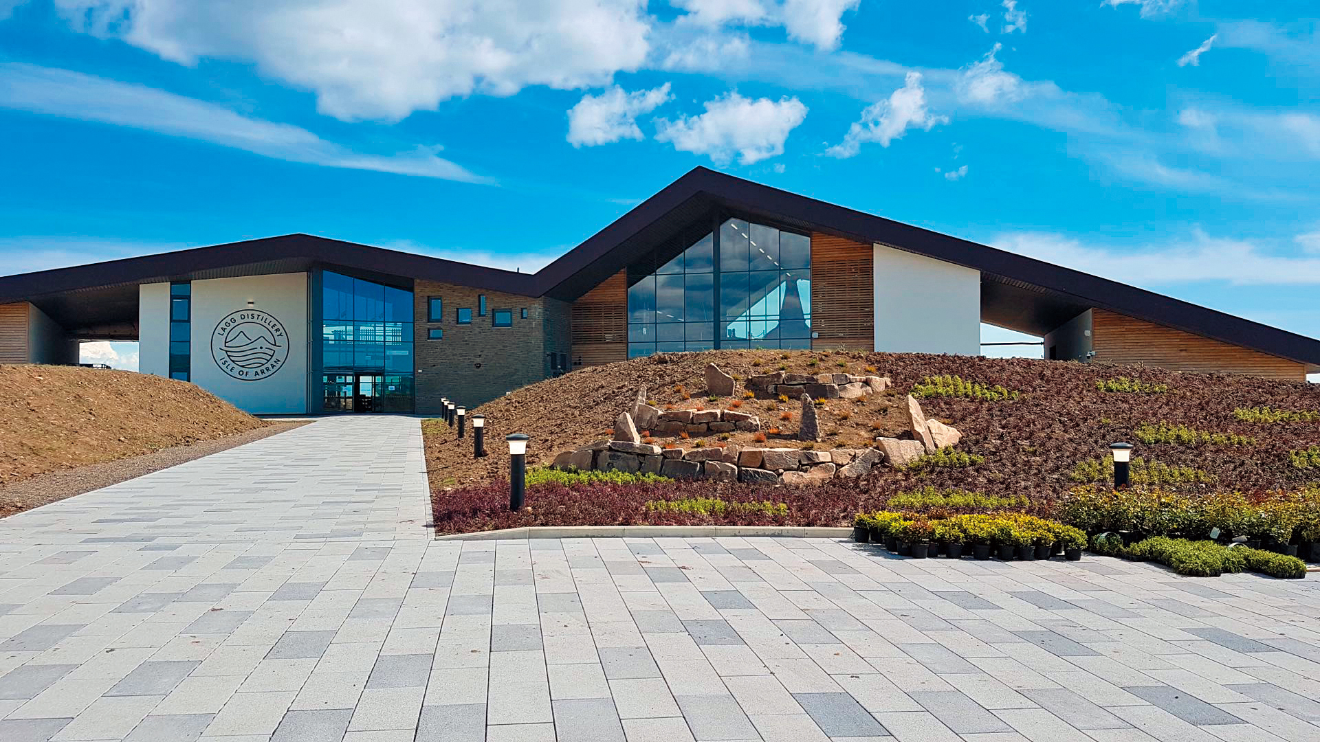 2019年3月剛在艾倫島南方Lagg落成的新酒廠，將以泥煤威士忌為生產主力。（Arran酒廠提供）