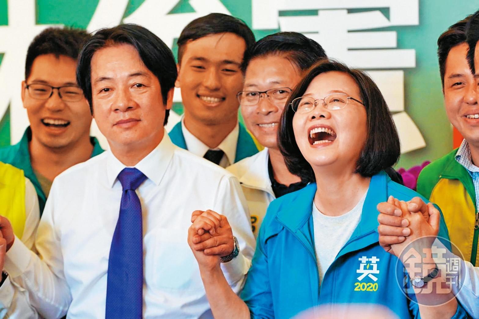 總統蔡英文與前行政院長賴清德2日首次在台南同框輔選立委,蔡直呼與賴並肩作戰感覺很好。(特約攝影林韋言)