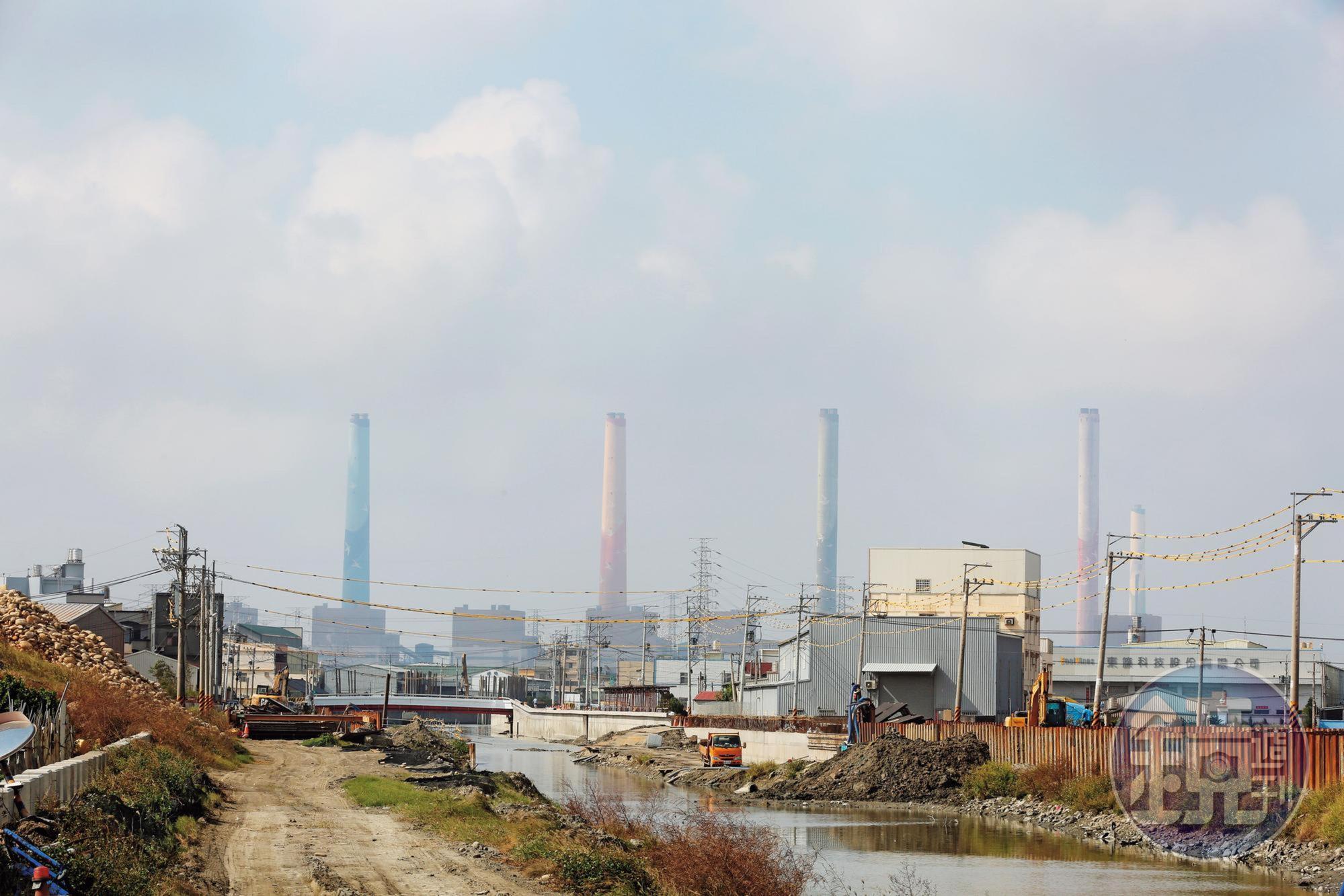 燃煤發電價格便宜、電量充足，卻又汙染嚴重，台中火力發電廠汙染，成了市長盧秀燕緊箍咒。