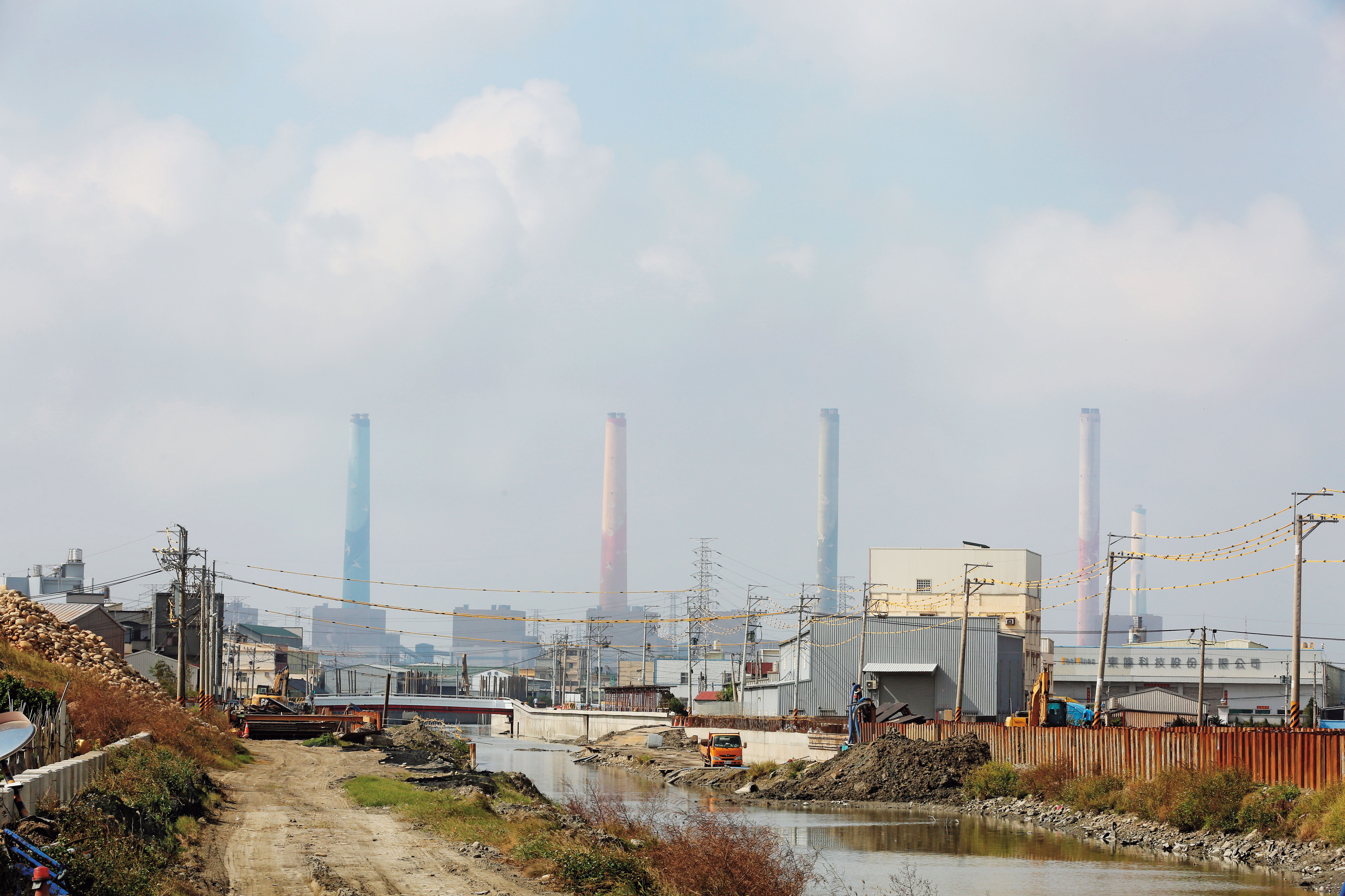 燃煤發電價格便宜、電量充足，卻又汙染嚴重，台中火力發電廠汙染，成了市長盧秀燕緊箍咒。