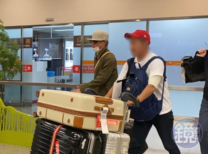 SMAP隊長中居正廣(戴米色帽子者)為「世界棒球12強賽」低調來台。(讀者提供)
