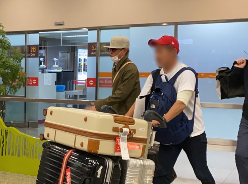 SMAP隊長中居正廣（戴米色帽子者）為「世界棒球12強賽」低調來台。（讀者提供）