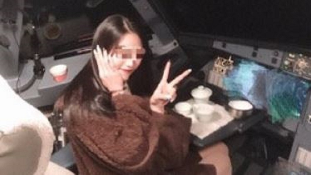 正妹網紅在班機飛行途中進駕駛艙打卡，引發網友質疑飛安。（翻攝自網路／鳳凰網微博）