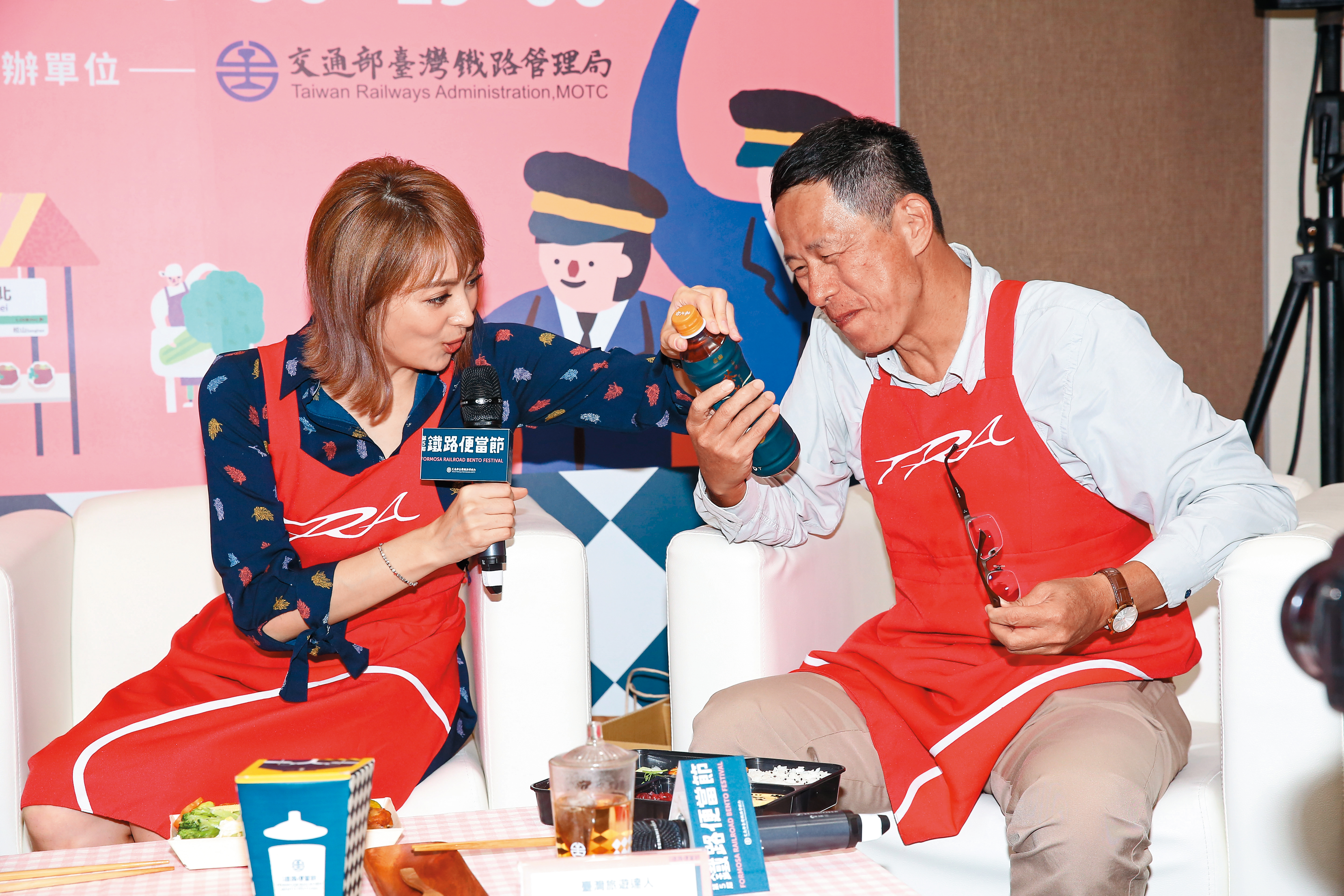 阿喜（左）非常主動地把玩劉克襄（右）手上那支寶特瓶，而劉克襄的表情也頗到位。