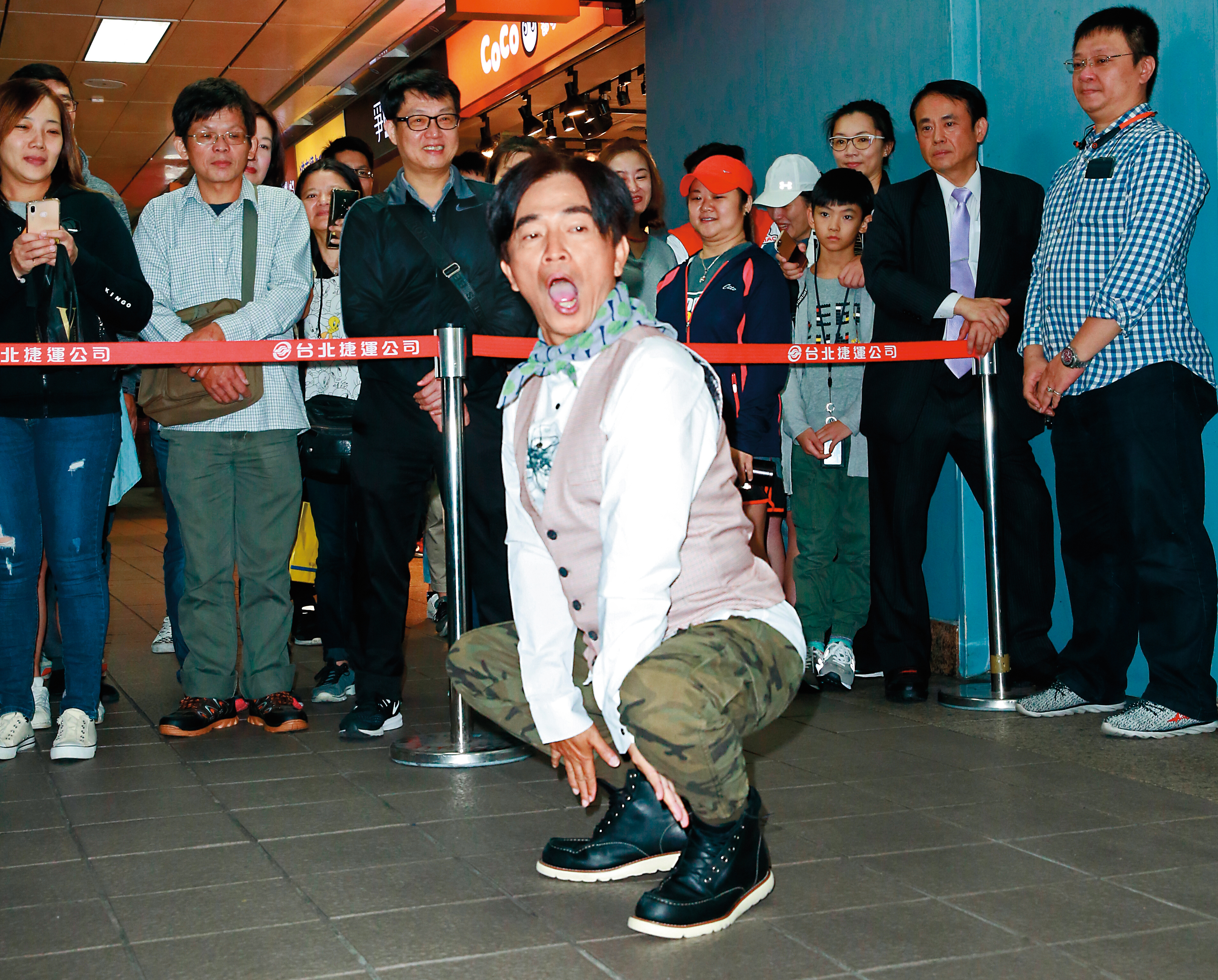 中分的吳宗憲故作性感深蹲，顯得自己風情萬種。