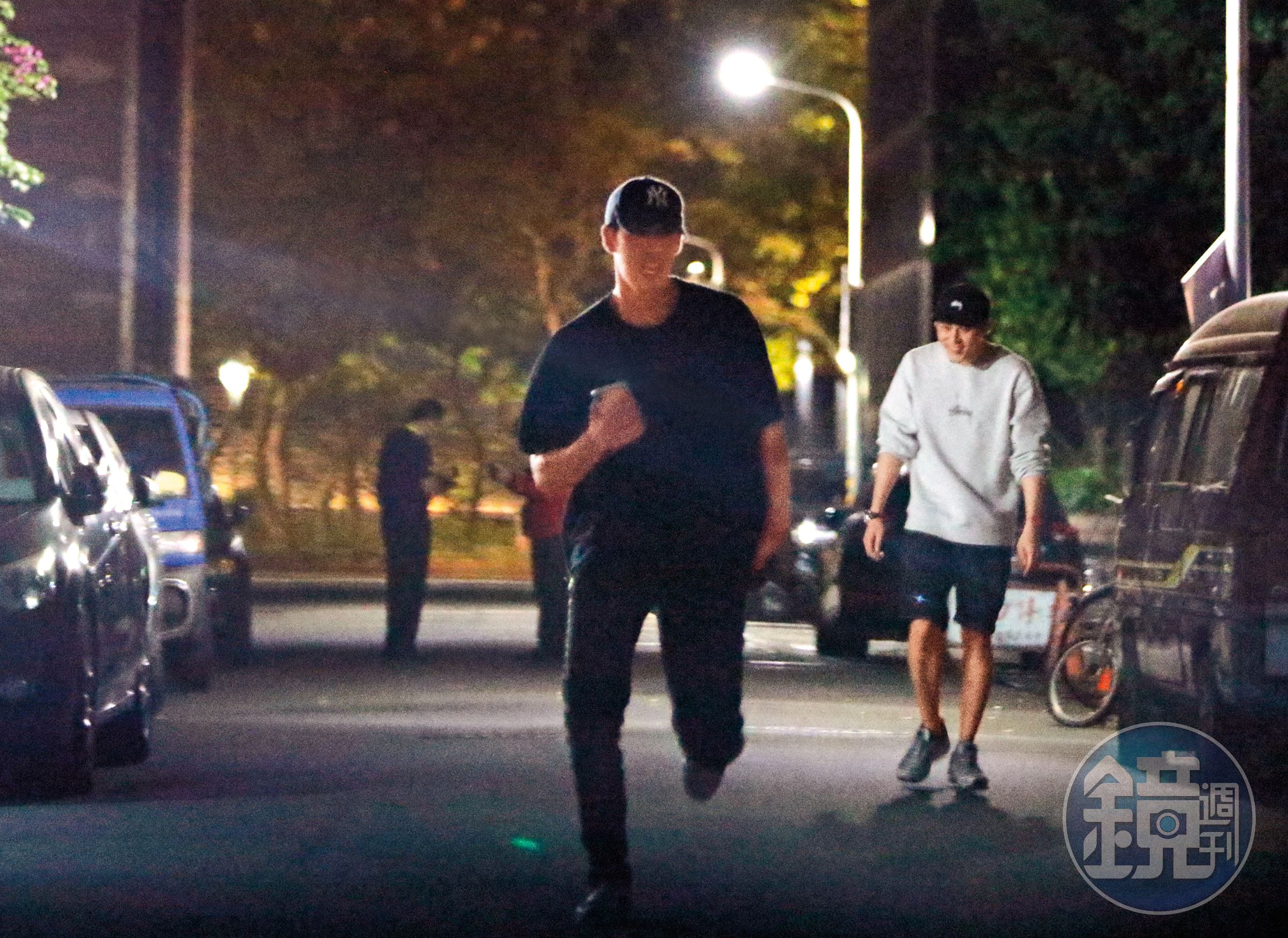 02：47，周予天（左）進家門前疾速奔跑，看來很急。右為陳奕。