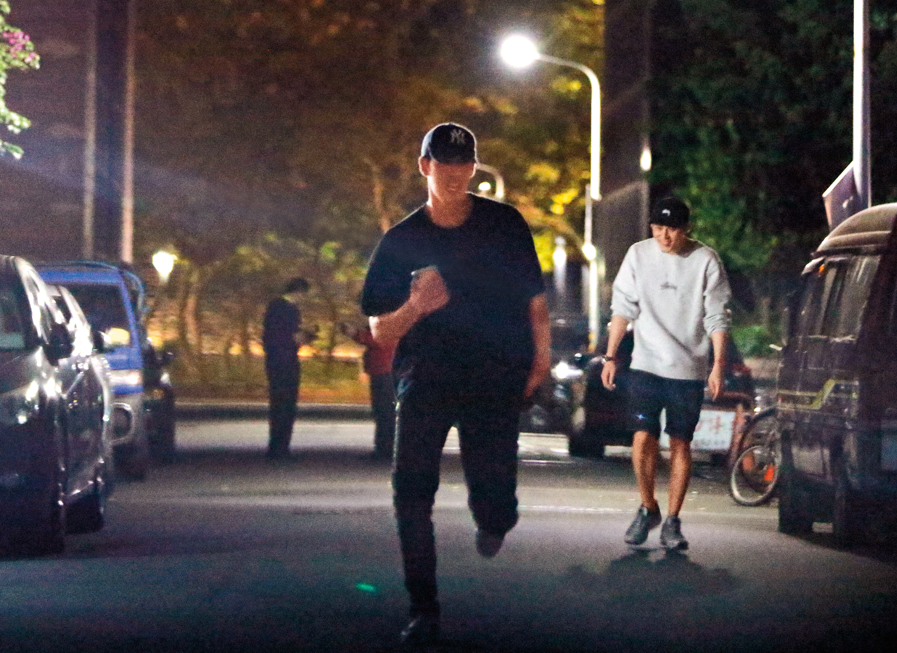 02：47，周予天（左）進家門前疾速奔跑，看來很急。右為陳奕。