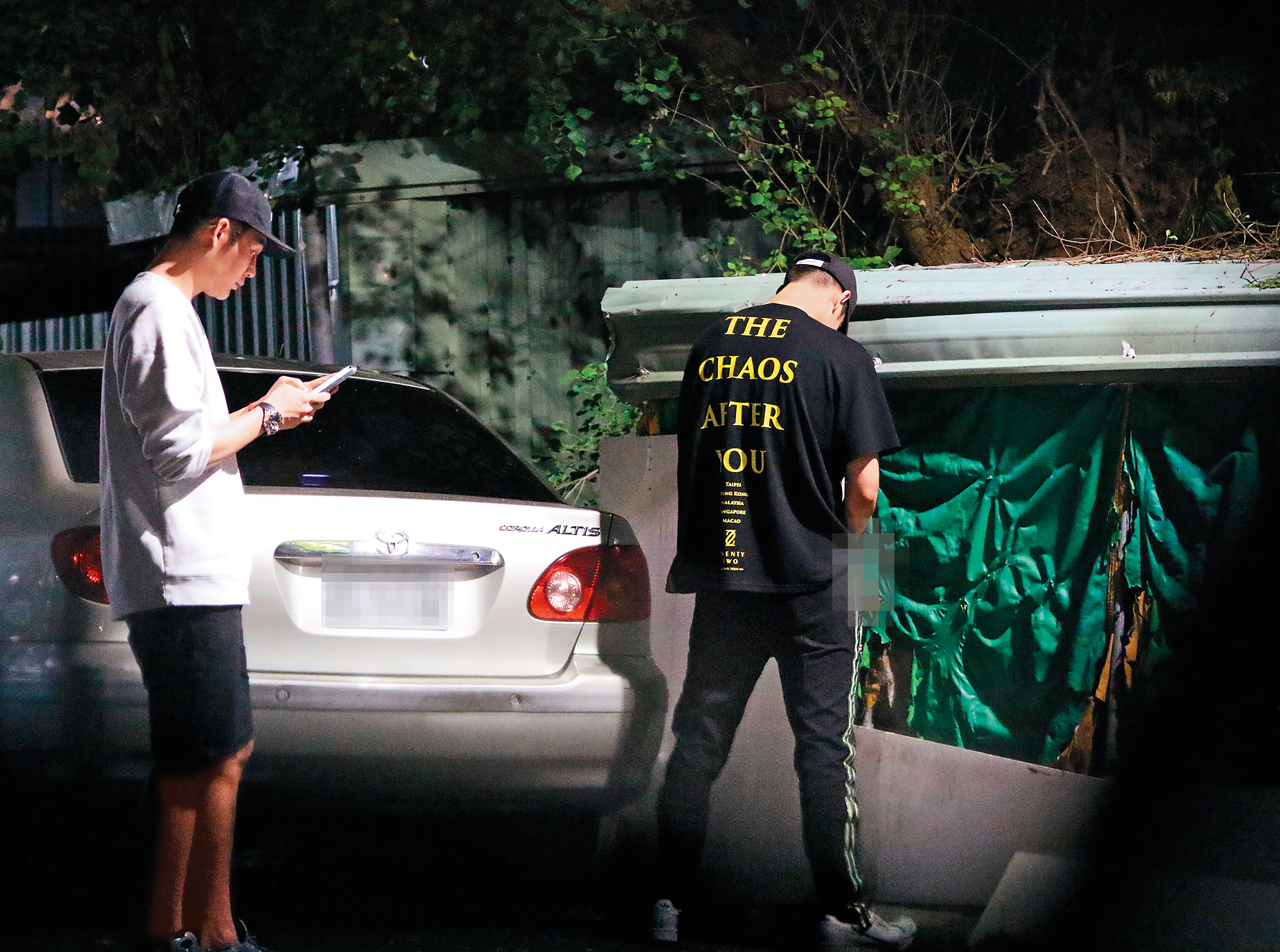 10月29日 02：53，周予天在路邊小解，尿得又臭又長，陳奕在後方全程觀賞。