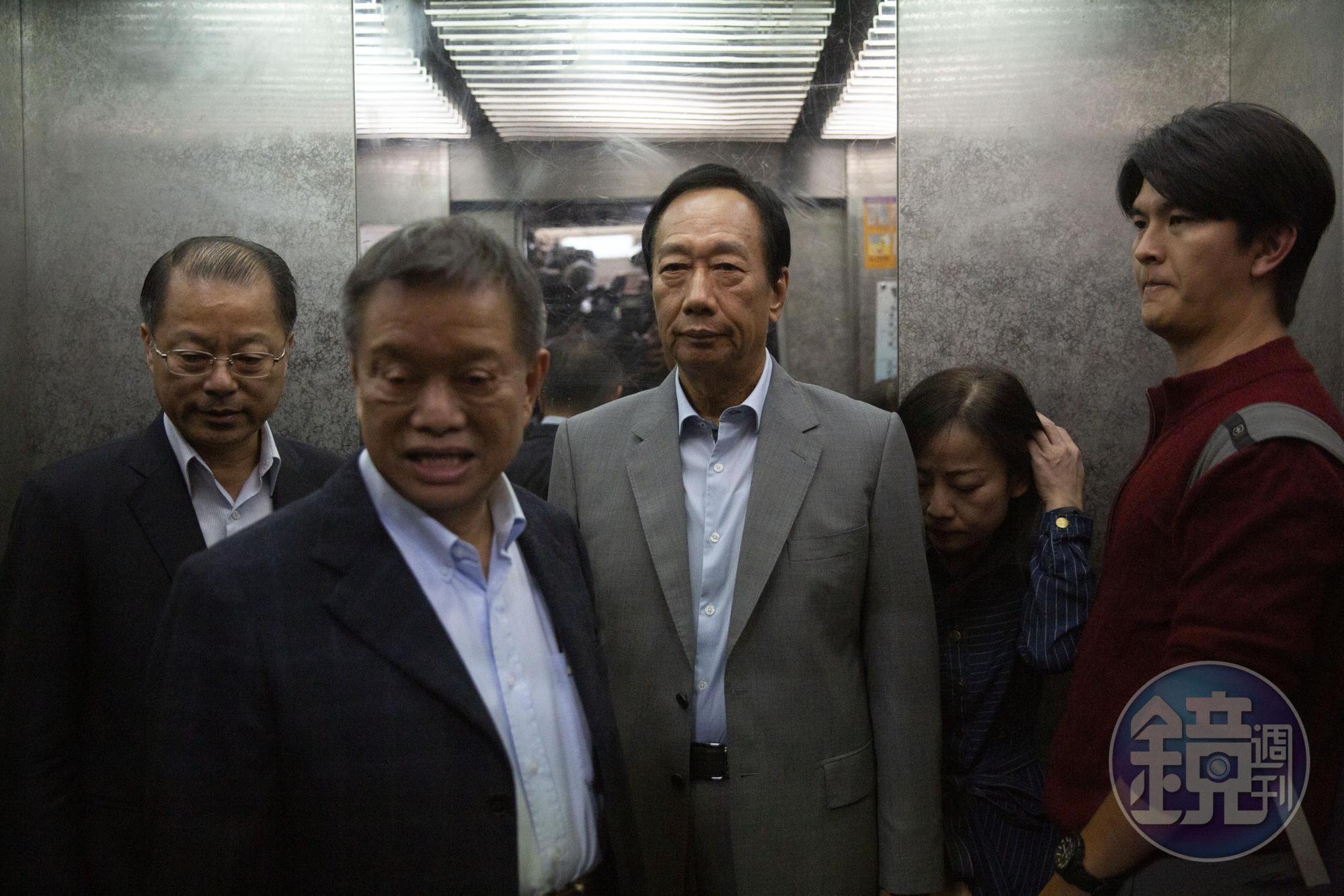 鴻海創辦人郭台銘不滿網友胡亂在網路上散布郭台銘母親過世謠言,今親赴刑事局提告。