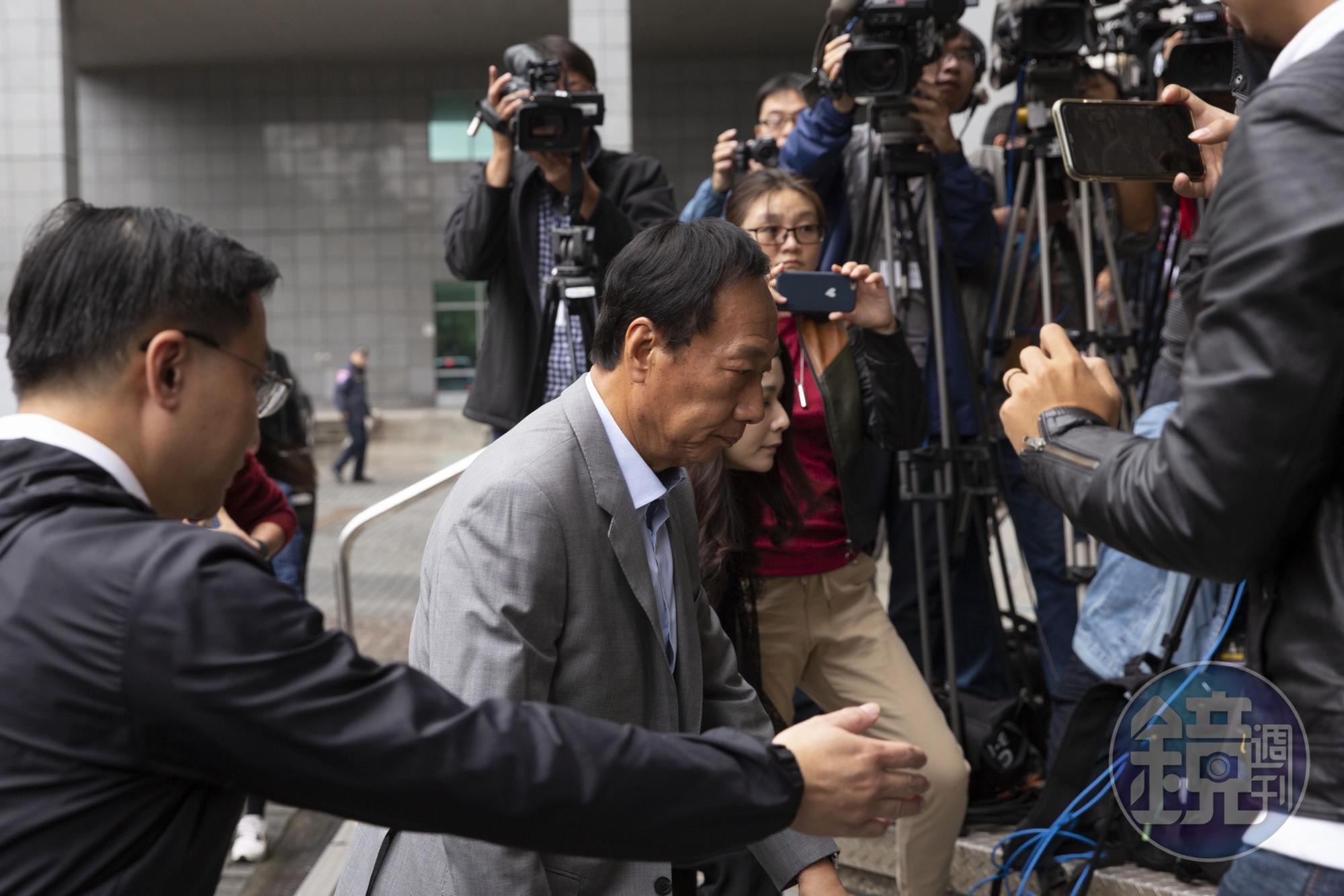 鴻海創辦人郭台銘不滿網友胡亂在網路上散布郭台銘母親過世謠言,今親赴刑事局提告。