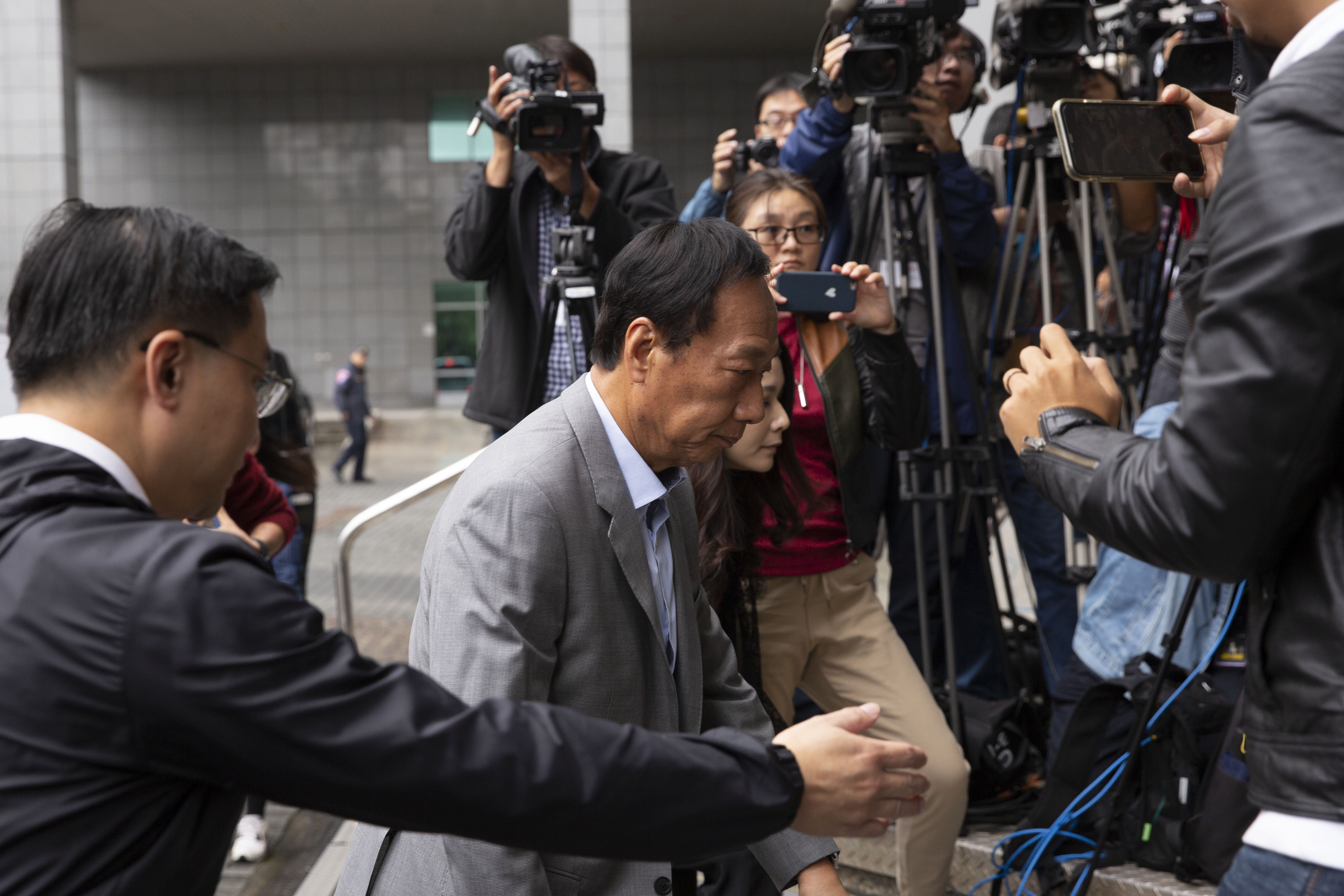 鴻海創辦人郭台銘不滿網友胡亂在網路上散布郭台銘母親過世謠言，今親赴刑事局提告。