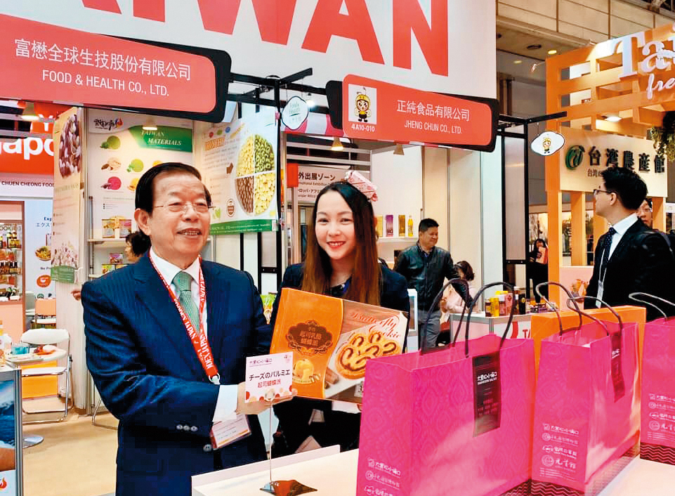 今年3月，邱威樺（右）曾在東京辦食品展，並在當地打卡。左為謝長廷。（翻攝自邱威樺臉書）