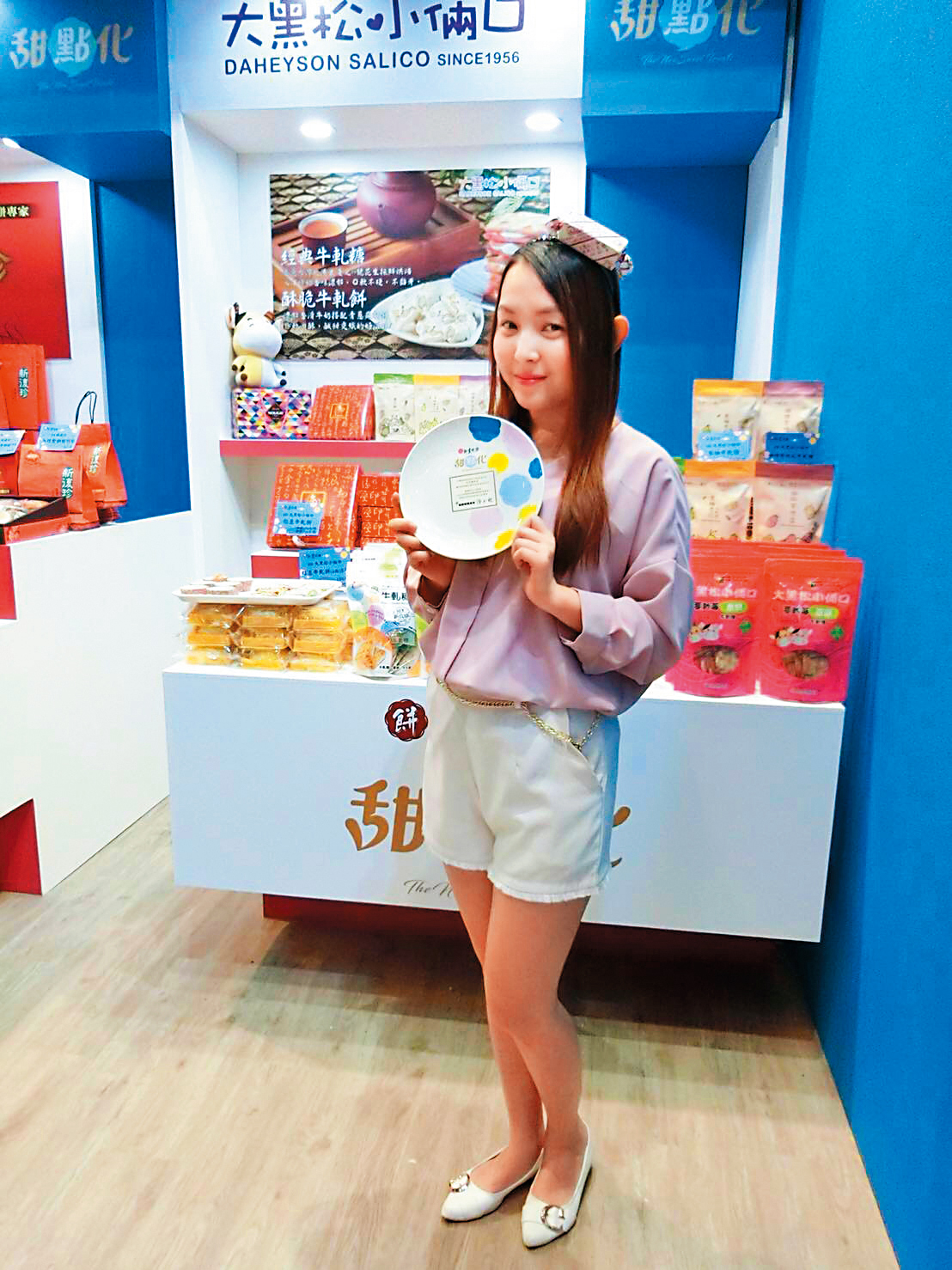 邱威樺個頭嬌小長相甜美，常在臉書幫自家產品做宣傳。（翻攝自邱威樺臉書）