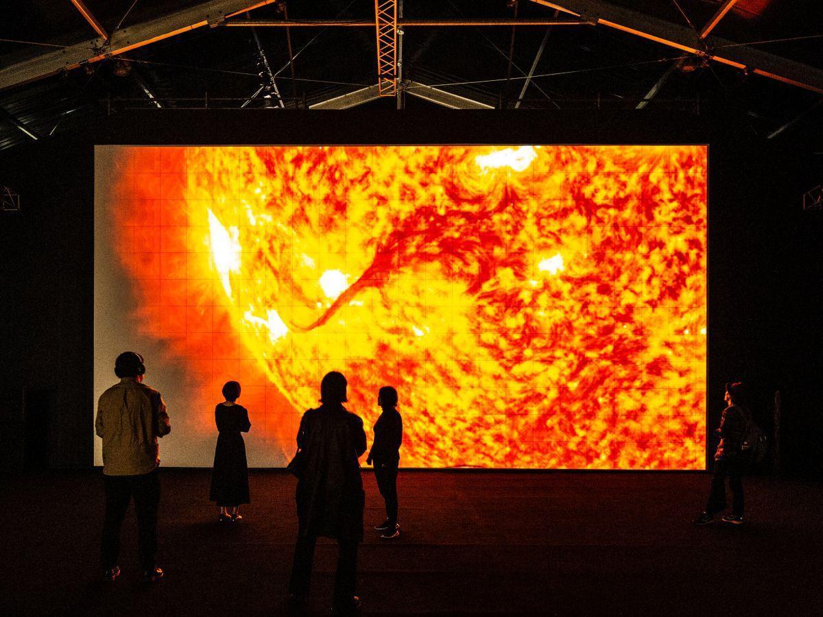 池田亮司（Ryoji Ikeda，1966年出生於日本岐阜縣）是少數同時以視覺及聲音創作聞名國際的藝術家。其創作涉及數學、量子力學、哲學、混和聲響、音樂、影像。在成為藝術家之前，他還是一個電子音樂DJ，因此他以作曲家方式思考創作，將聲音、燈光、空間、時間等物理現象一一納為其編寫作品的元素之中。愛彼在東京六本木Midtown的Beyond Watchmaking藝術展雖然已經結束。但在台北市立美術館舉行的「池田亮司個展」，目前則仍在舉行中（展期至2019年11月17日），飛不了東京，在台北也有一睹這位藝術家作品的機會。