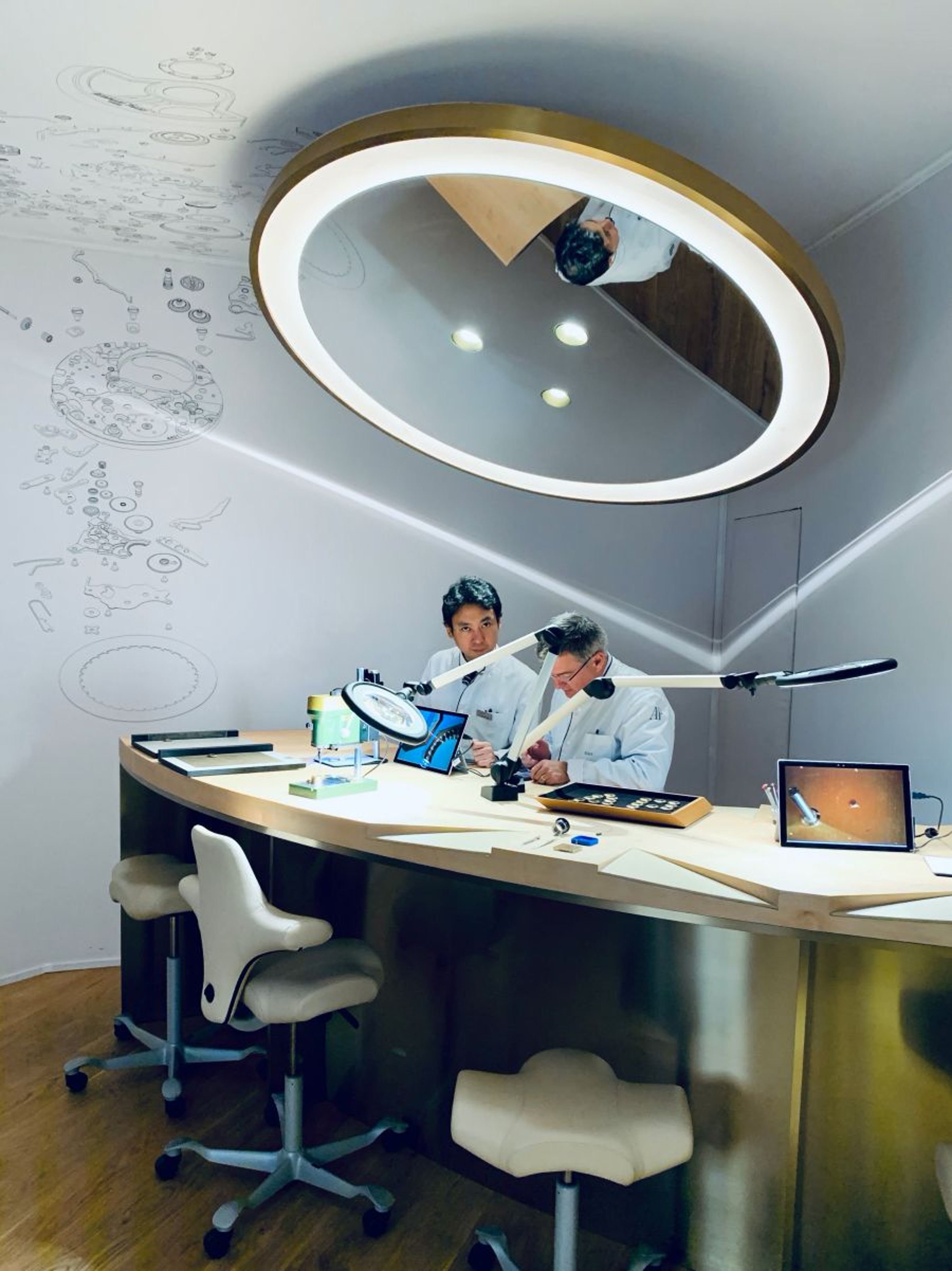 愛彼的資深製錶工匠在展覽現場示範機芯組裝與打磨修飾工法。
