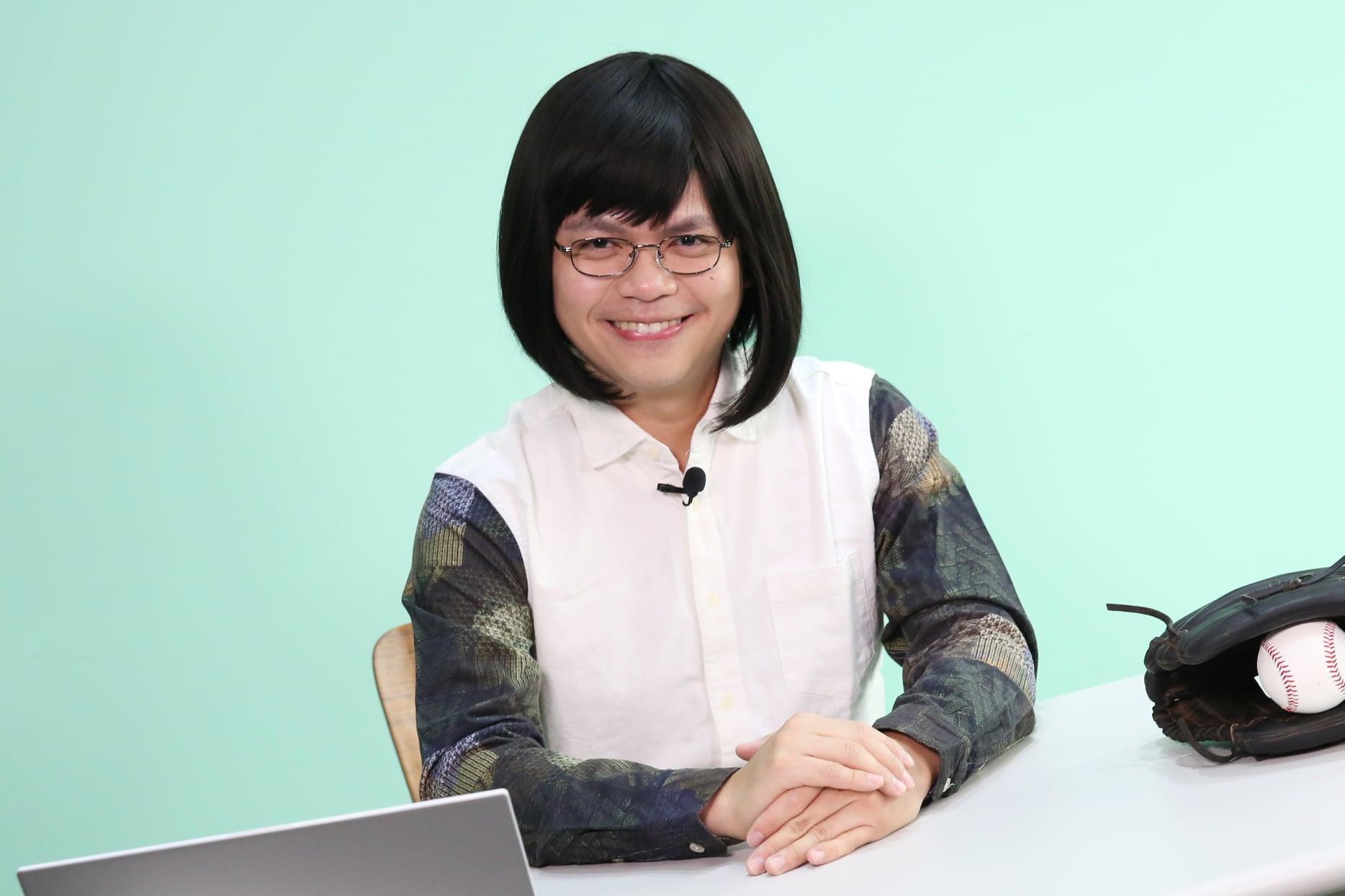 蔡阿嘎在蔡英文的「英文英文」系列影片中現身模仿蔡英文。（翻攝自蔡阿嘎臉書粉專）