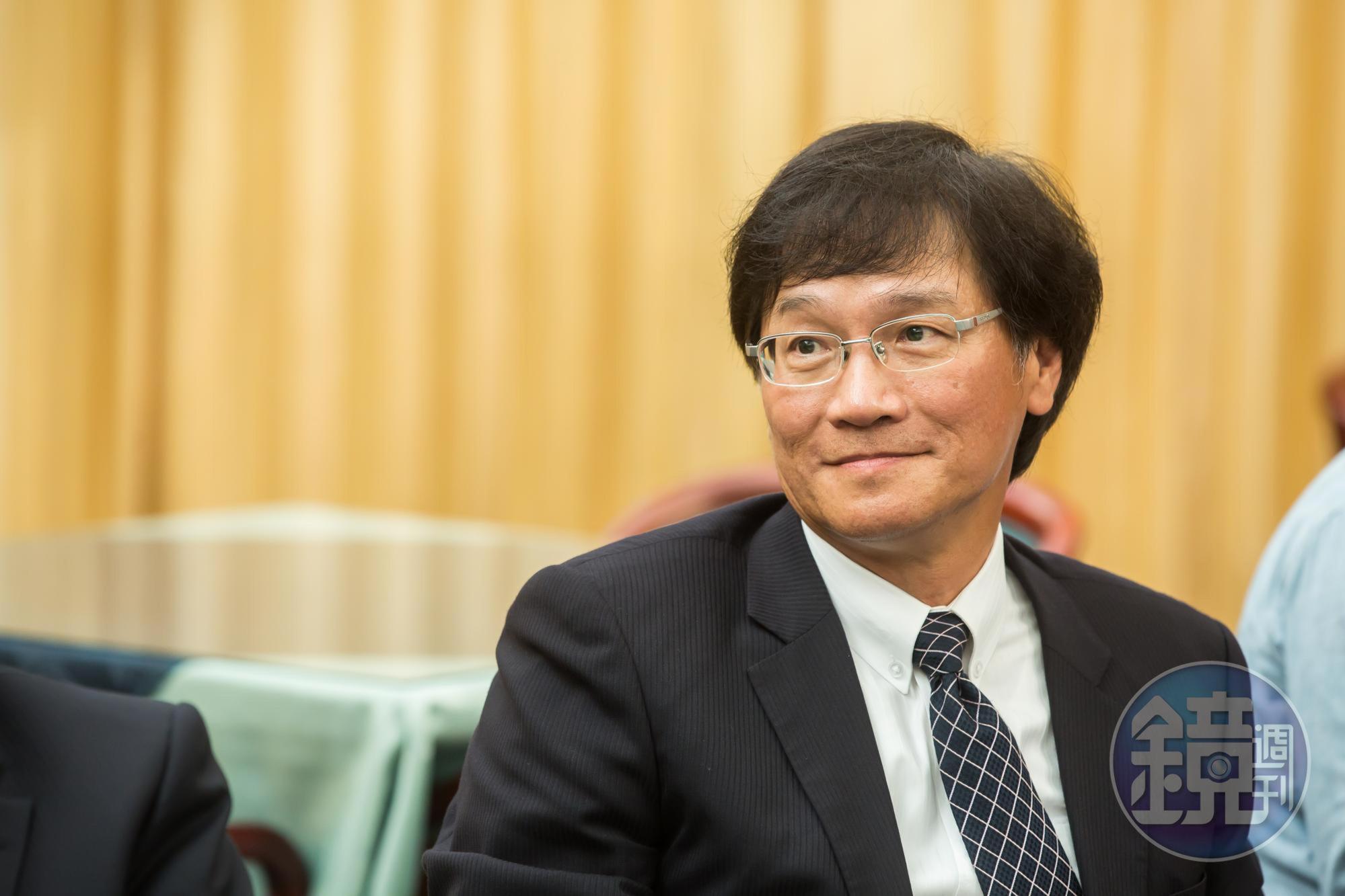 台企銀總經理施建安遭錄下與女祕書親密對話，因「不忍下屬受到煎熬」，決定為女祕書賠償百萬元。