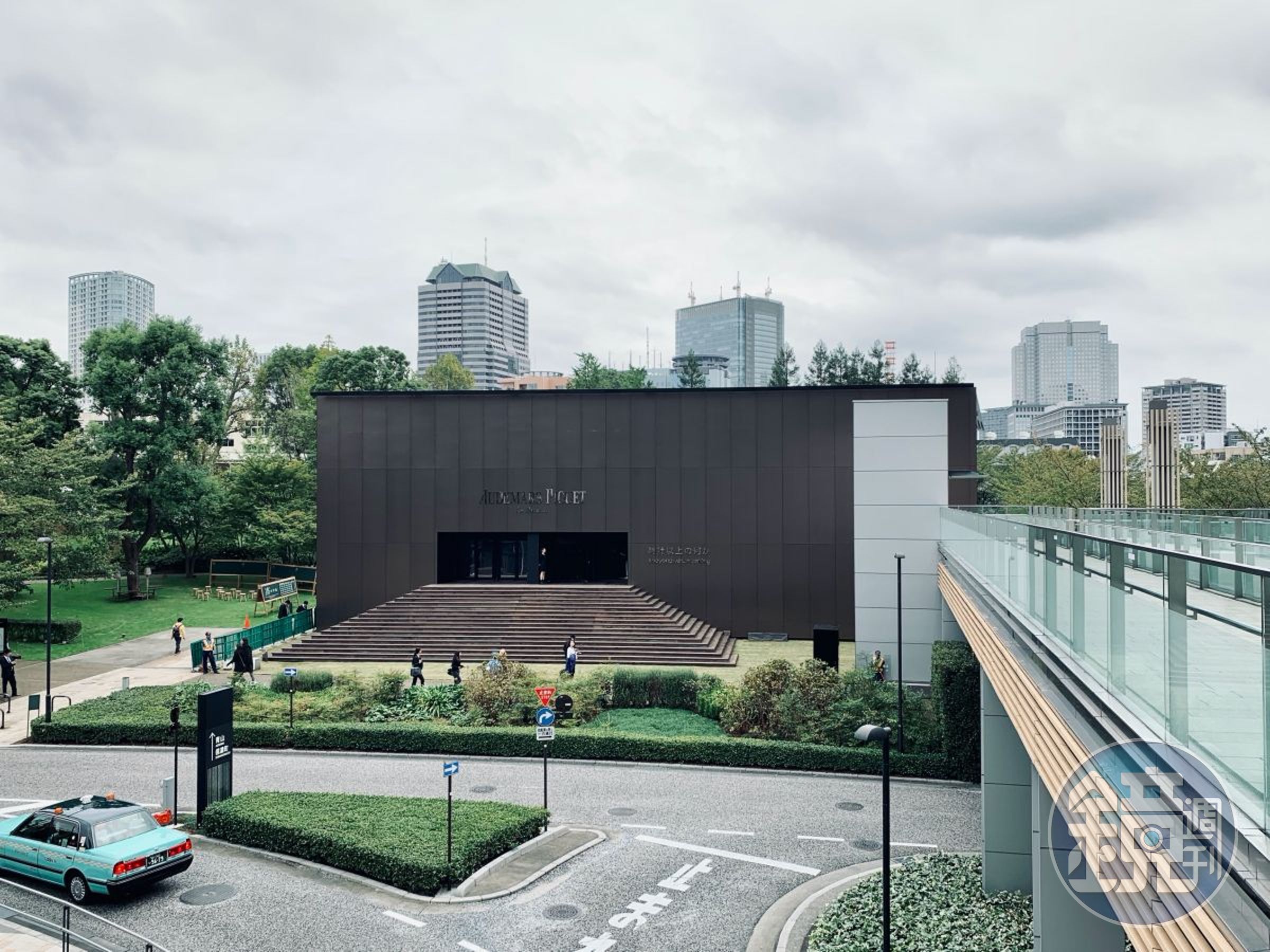 AP愛彼在東京六本木Midtown「芝生廣場」的草地上，憑空搭建起一座巨型展覽館，現場除了展出橫跨一百四十四年的品牌歷史與製錶工藝，也展出藝術家池田亮司的最新作品。