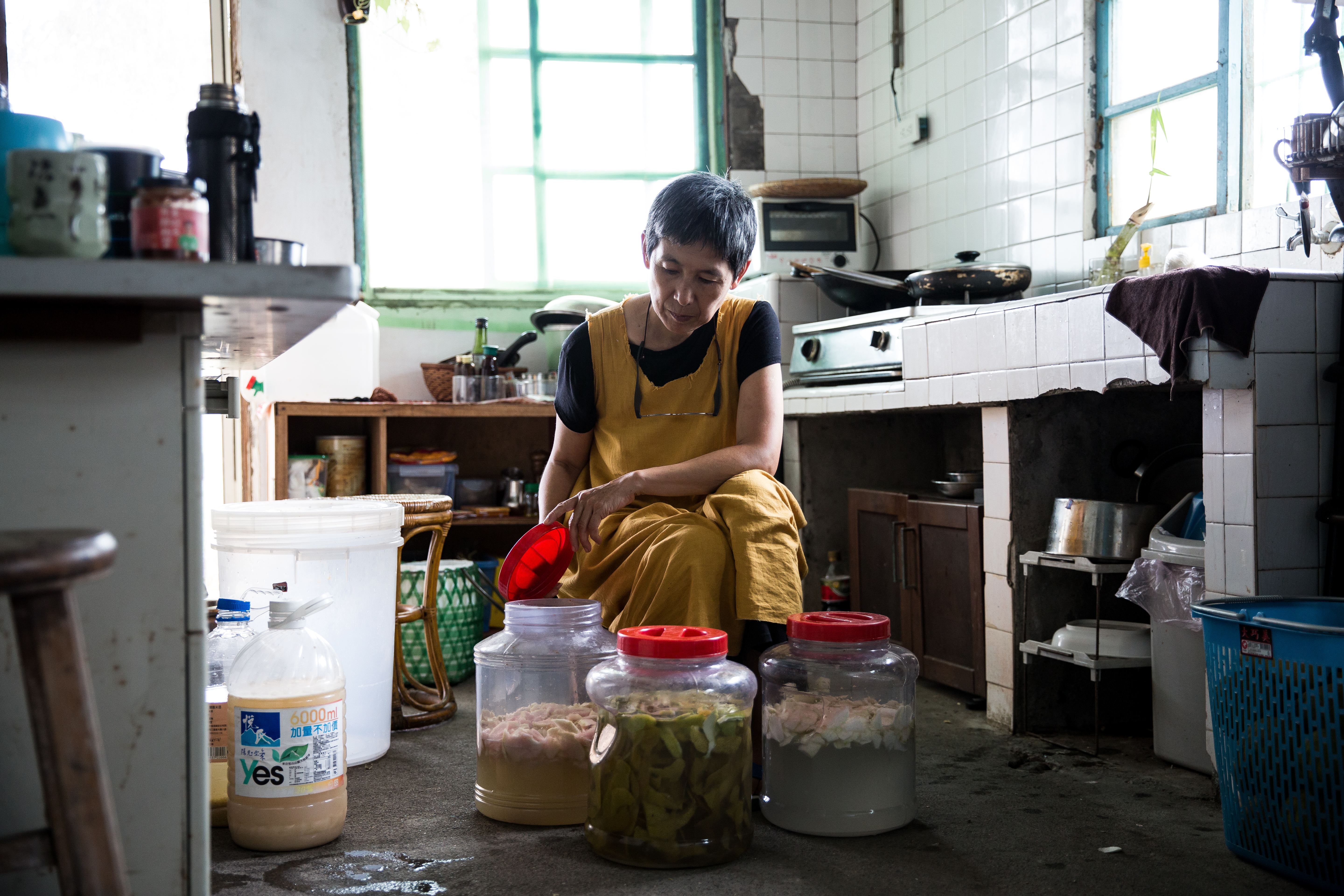 寇延丁學歷只有高中，但是透過行動與實做在經驗中得到知識。