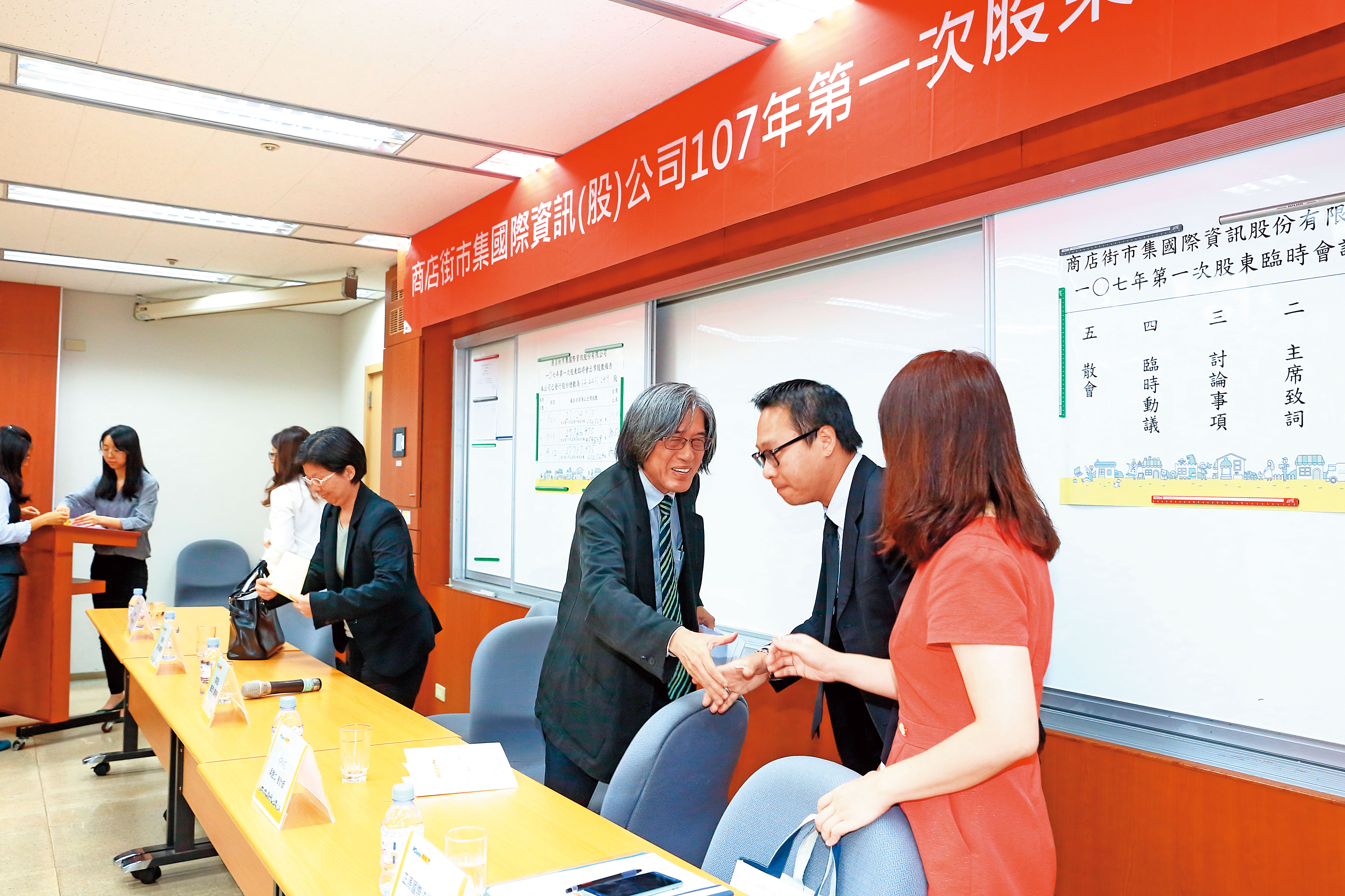 2017年初，PChome董事長詹宏志下令商店街正面對決蝦皮購物，但最終卻大虧4個股本並黯然下櫃。