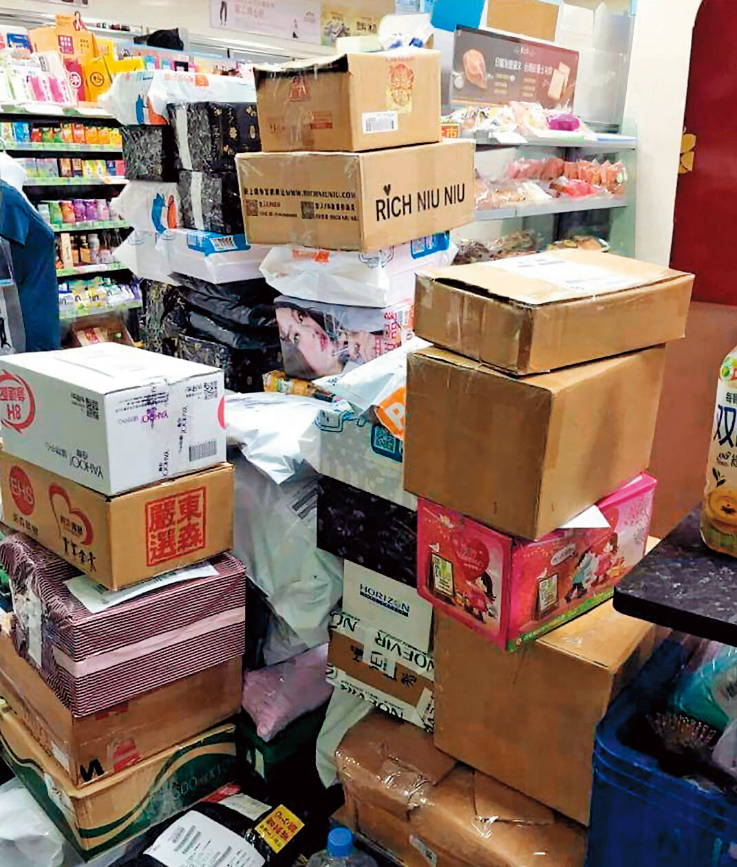 2015年底登台的蝦皮購物，祭出免運補貼強攻台灣市場，曾造成便利商店遭大量包裹塞爆景象。（翻攝自爆廢公社）