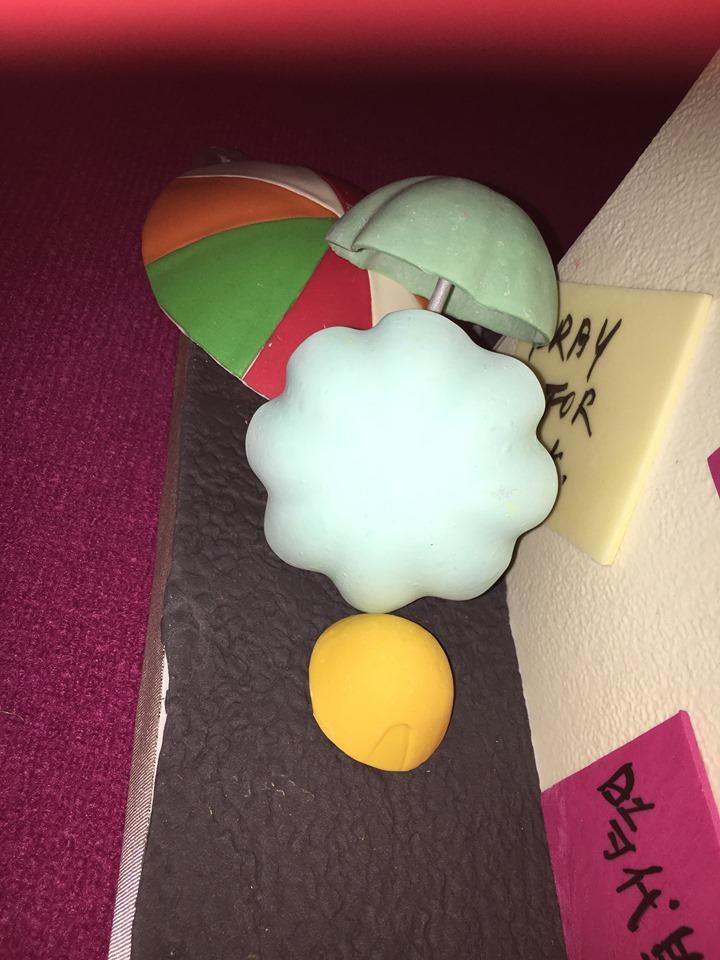 主辦單位指出，蛋糕底座的雨傘裝飾，超出了底座的範圍，而不符比賽規定。（翻攝自Cake International臉書）