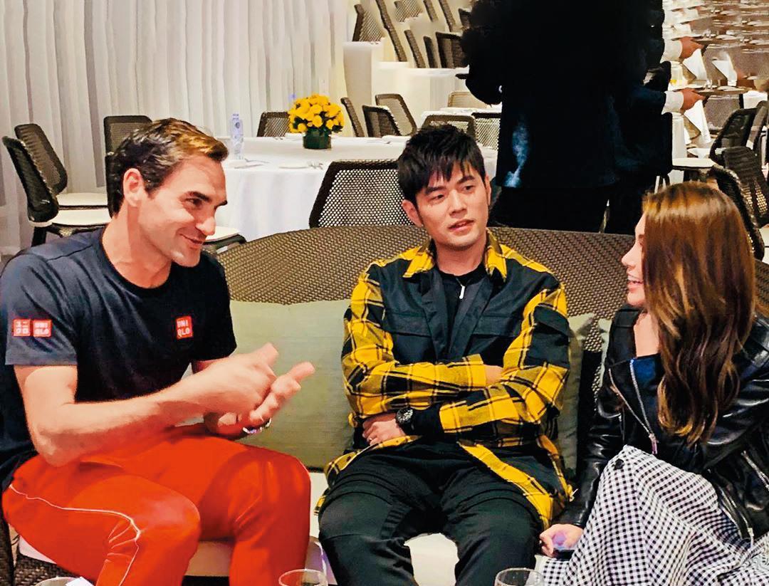 周杰倫（中）和老婆昆凌（右）都是網壇傳奇費德勒（左）的球迷，夫妻倆飛到上海觀賽，還和費德勒同框。（翻攝自周杰倫IG）
