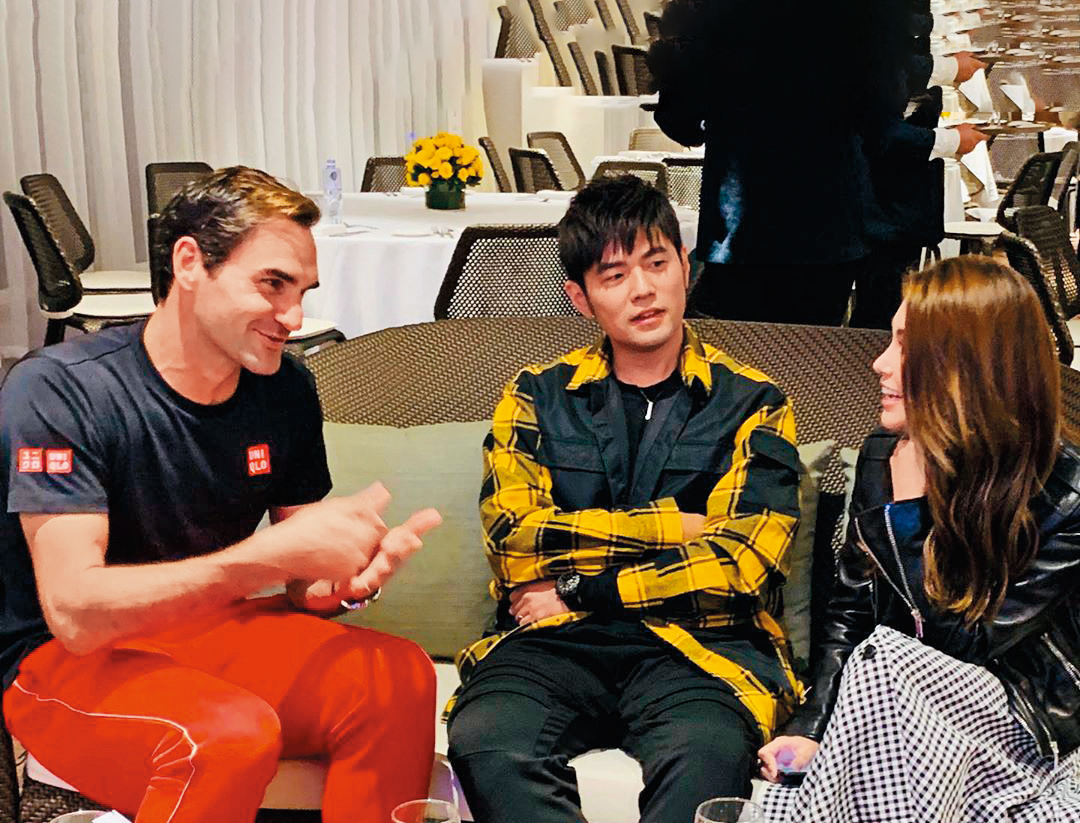周杰倫(中)和老婆昆凌(右)都是網壇傳奇費德勒(左)的球迷,夫妻倆飛到上海觀賽,還和費德勒同框。(翻攝自周杰倫IG)