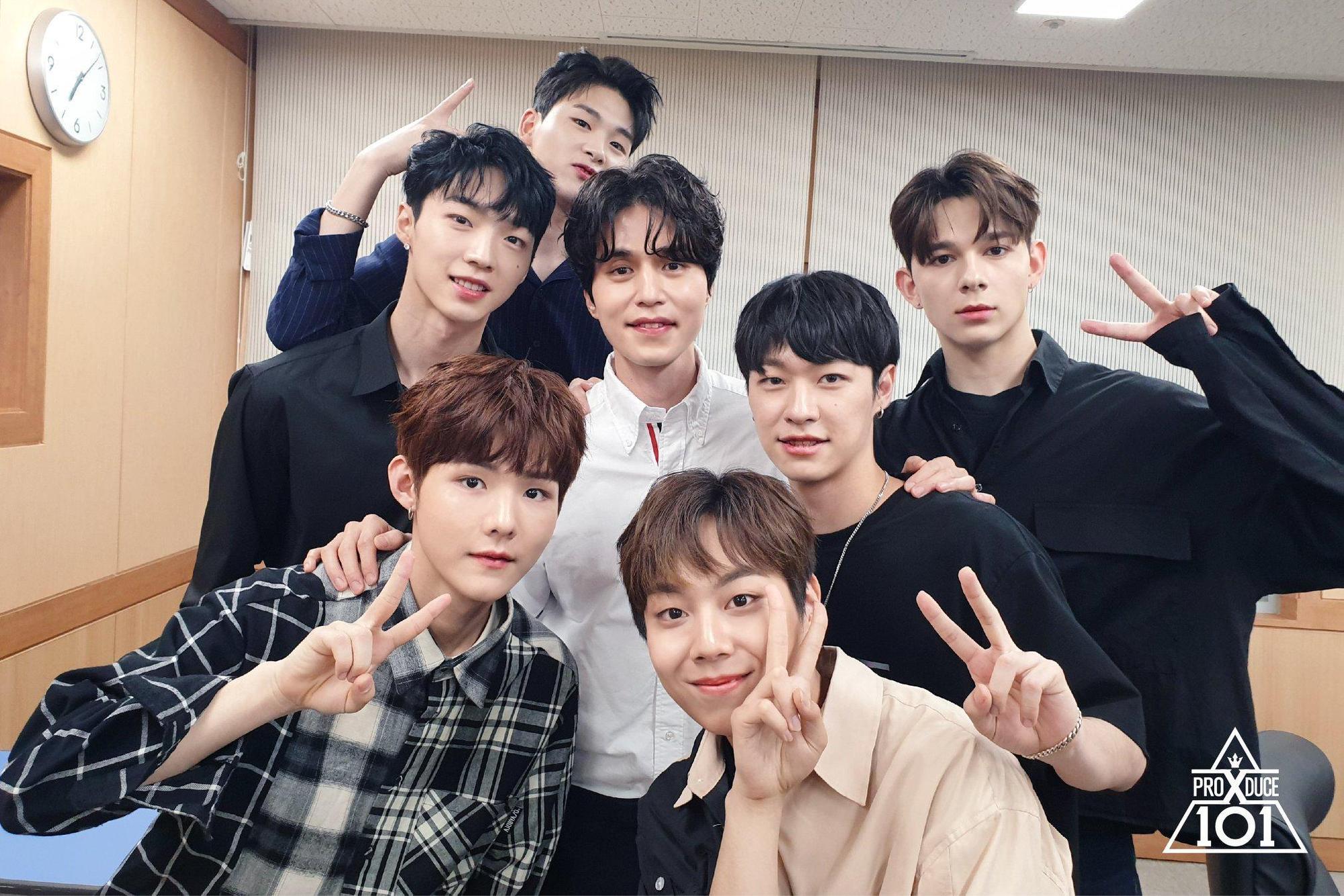李棟旭(中)擔任國民製作人主持工作的《PRODUCE X 101》因涉嫌造假,製作人遭移送法辦。(翻攝自PRODUCE X 101 FB)