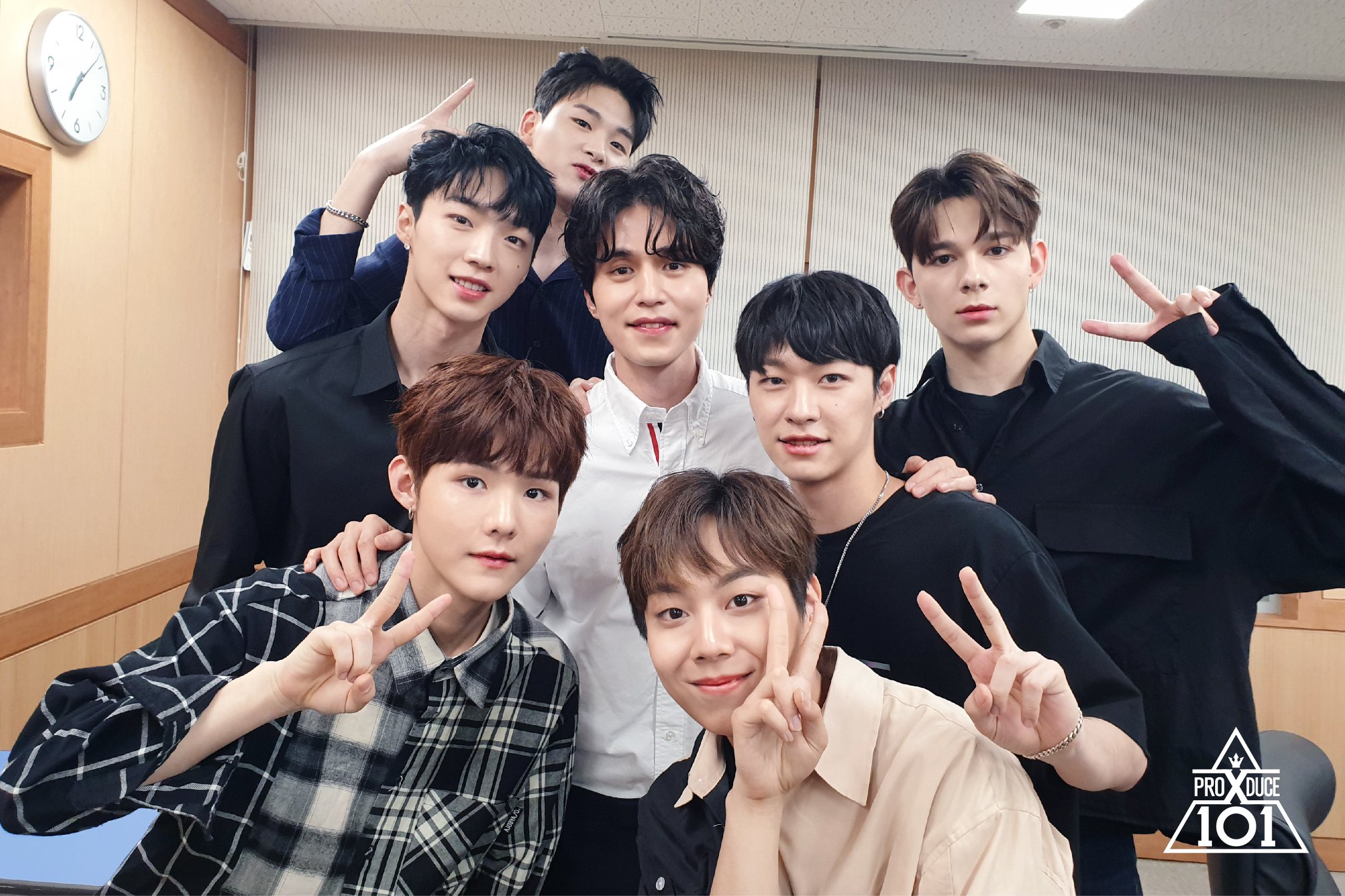 李棟旭（中）擔任國民製作人主持工作的《PRODUCE X 101》因涉嫌造假，製作人遭移送法辦。（翻攝自PRODUCE X 101 FB）