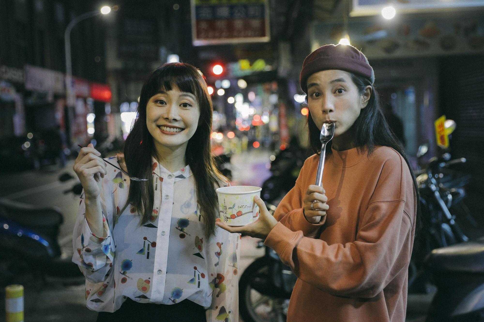 好友兼閨密温貞菱帶紅豆湯來探班,讓鄭宜農好感動。(火氣音樂提供)