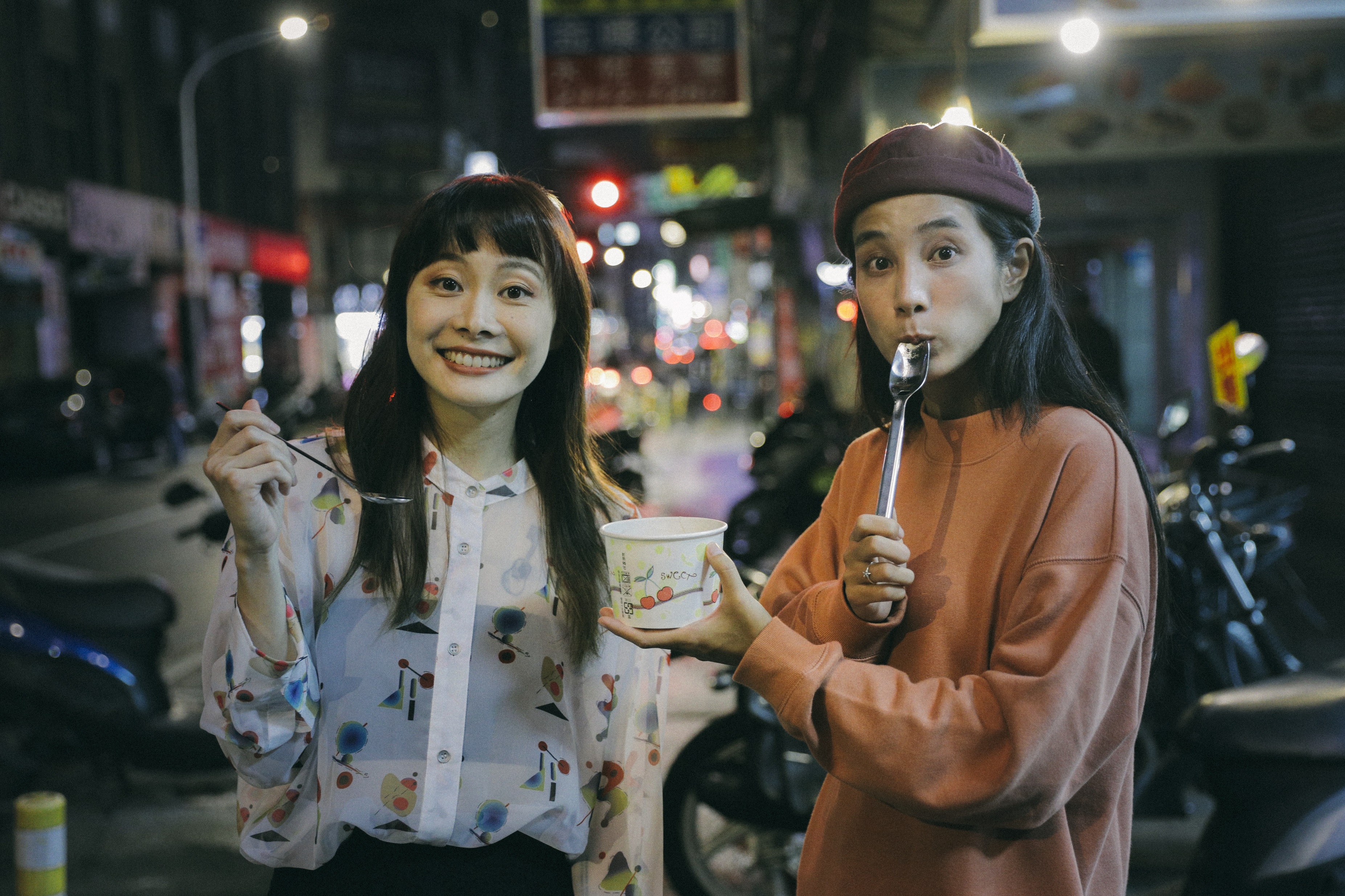 好友兼閨密温貞菱帶紅豆湯來探班，讓鄭宜農好感動。（火氣音樂提供）